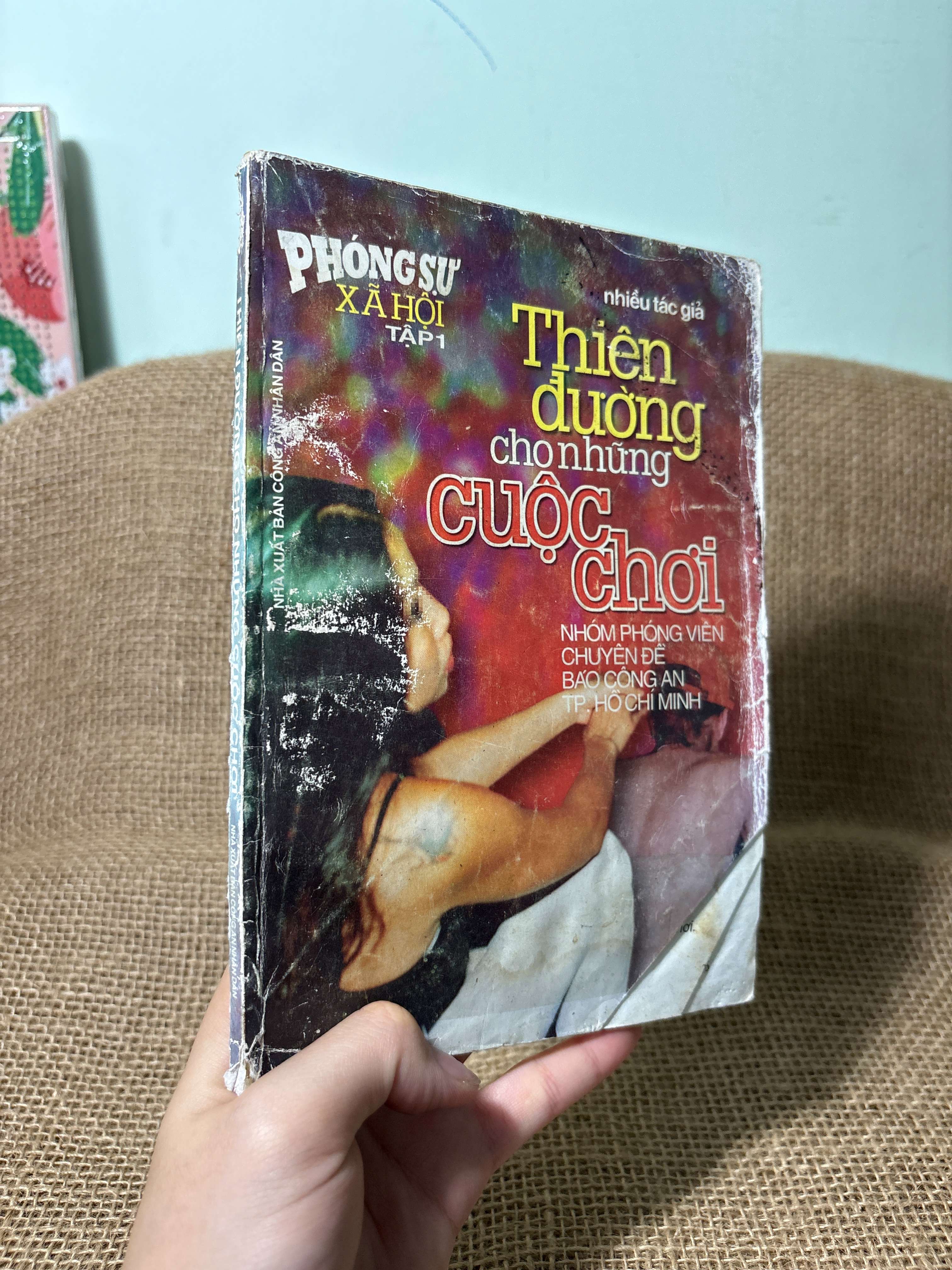 Phóng sự xã hội tập 1 - Thiên đường cho những cuộc chơi - Nhiều tác giả mới 70%, có vệt nước, tróc gáy (Sách văn học) HLSC