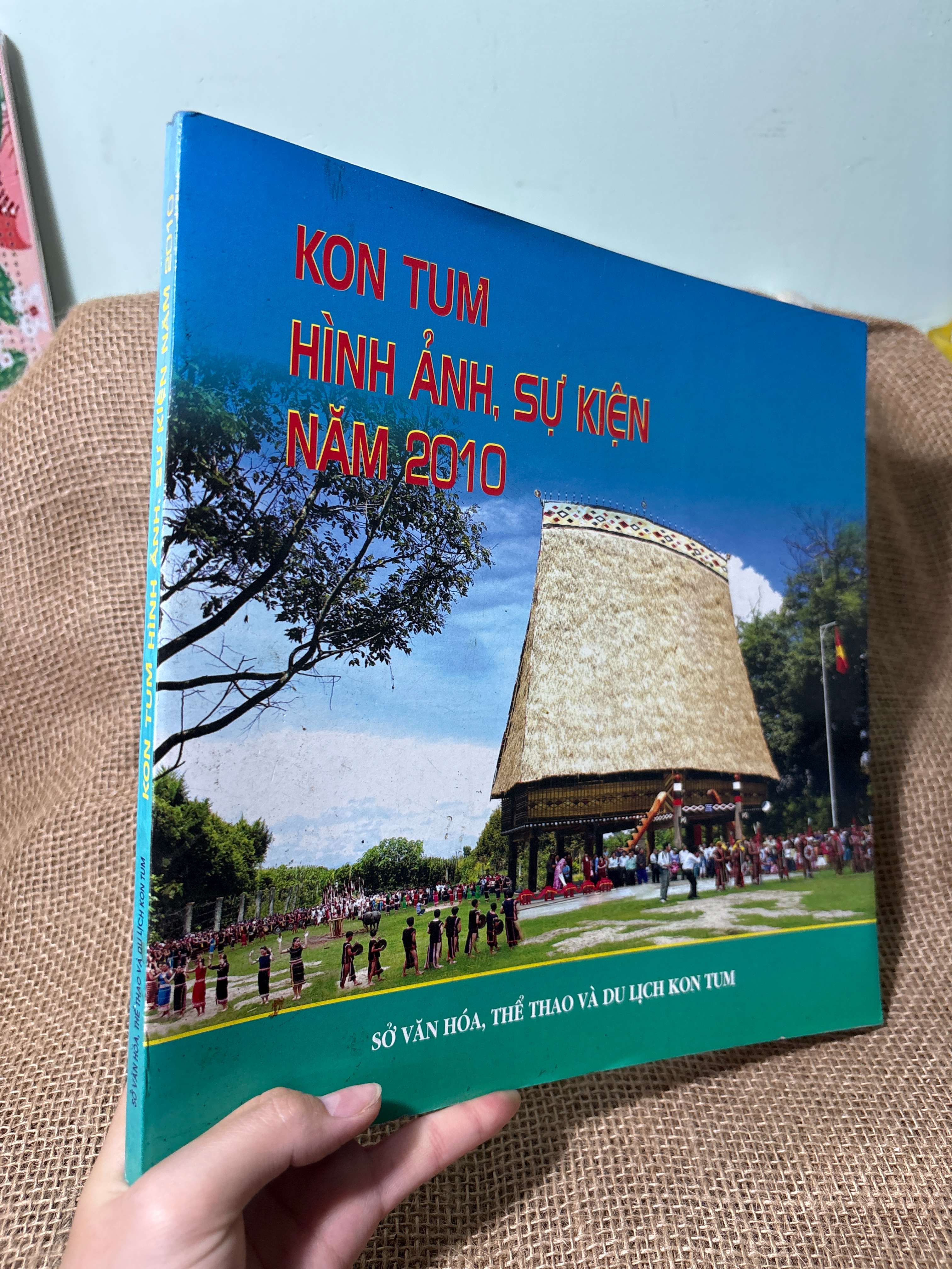 Kon Tum hình ảnh, sự kiện năm 2010 2011 mới 80% (Sách kiến thức tổng hợp) HLSC