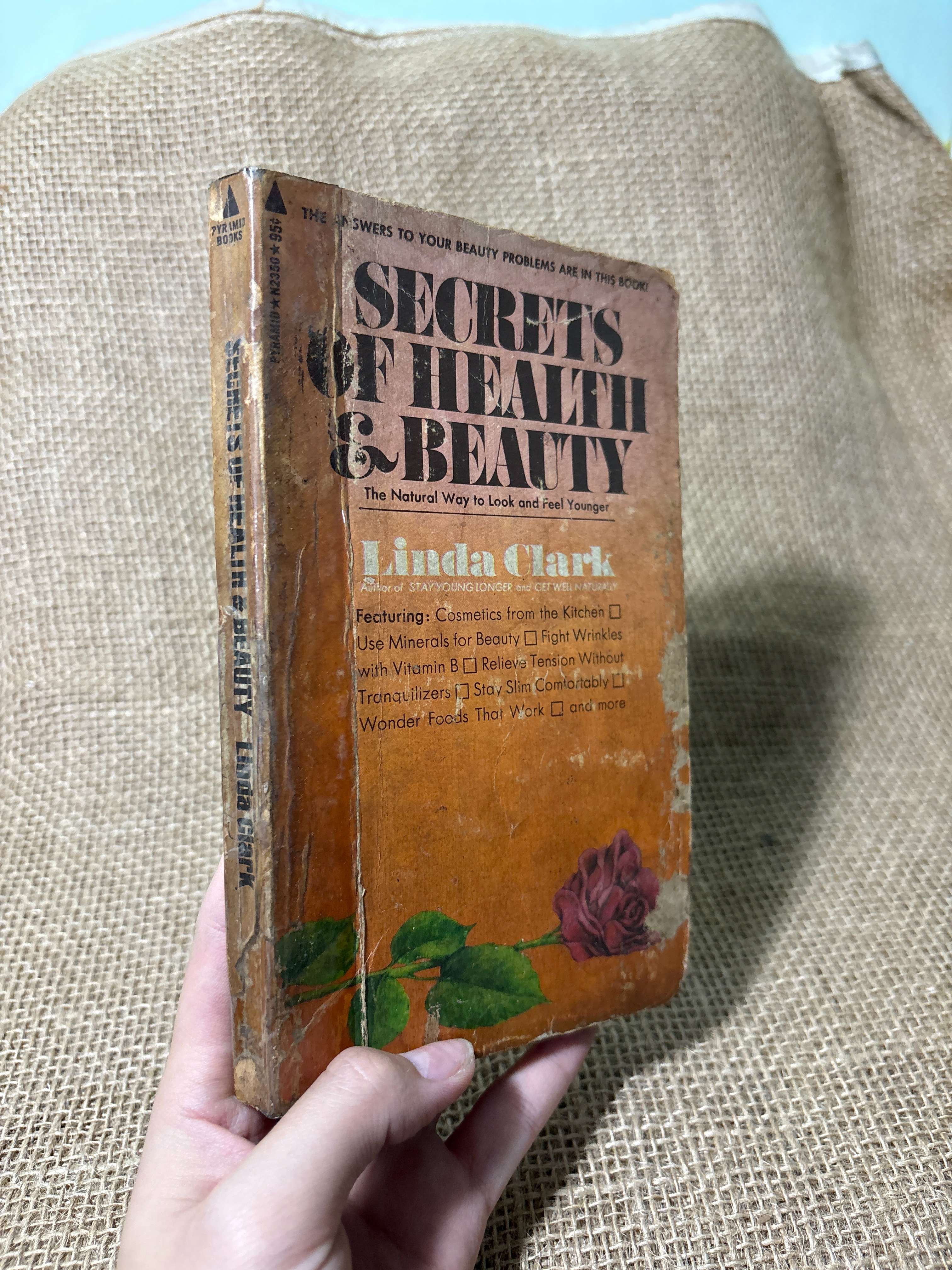 Secrets of health & beauty - Linda Clark mới 70%, tróc gáy, tróc bìa (Sách ngoại) HLSC