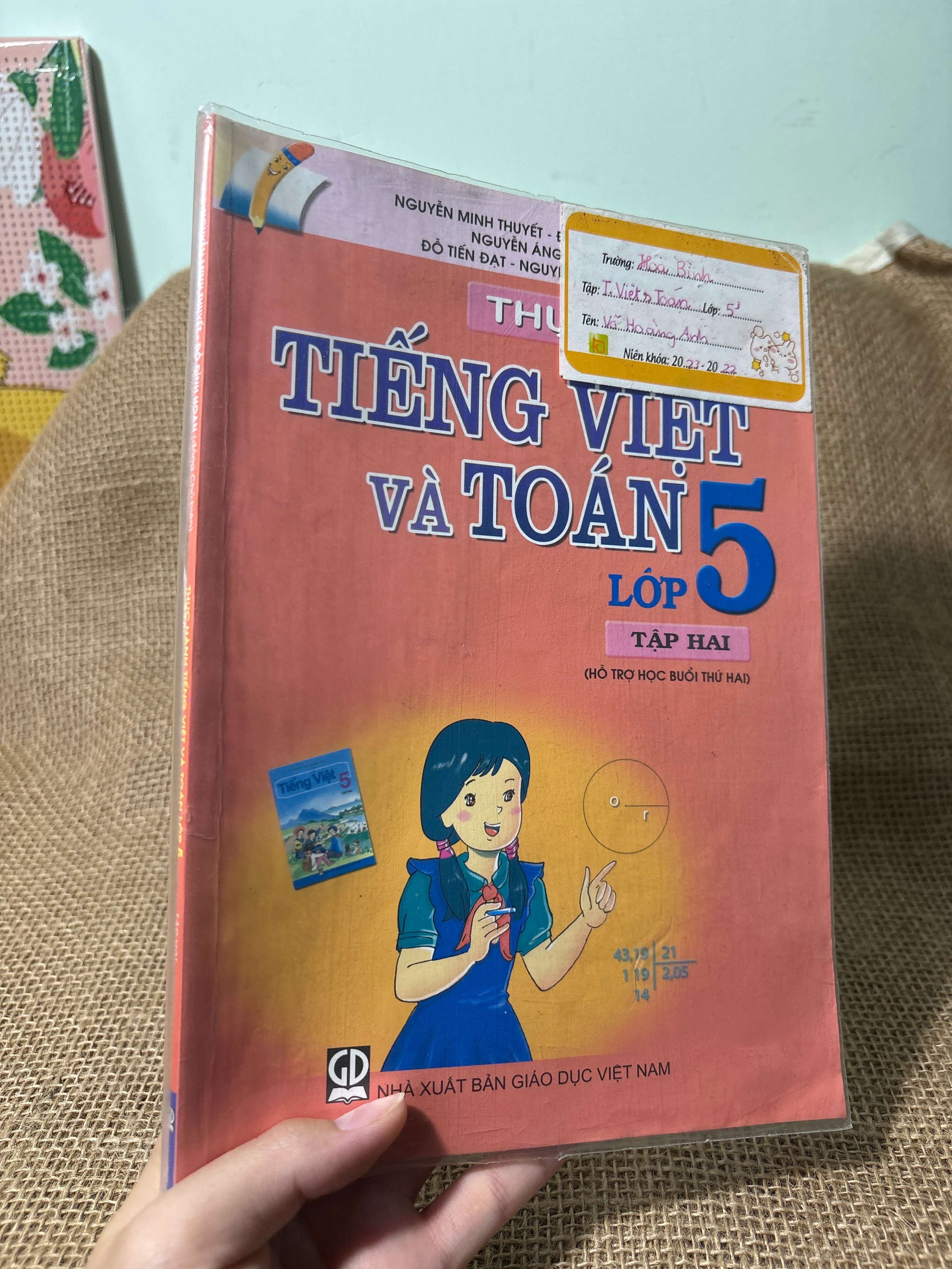 Tiếng Việt và toán lớp 5 tập hai 2022 mới 70%, có chữ (Sách giáo khoa - giáo trình) HLSC