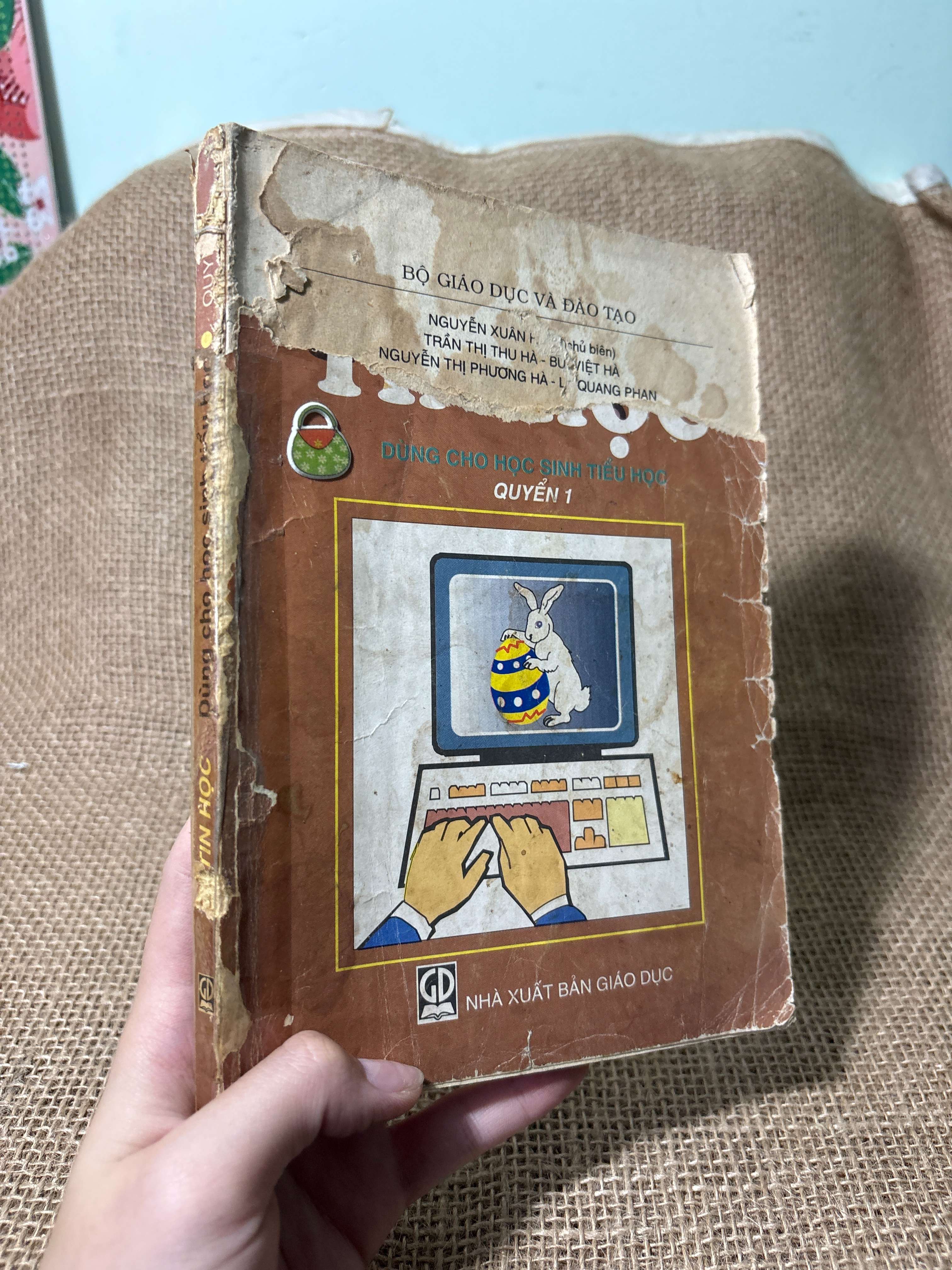 Tin học dùng cho học sinh tiểu học quyển 1 1998 mới 50%, tróc gáy, rách bìa (Sách giáo khoa - giáo trình) HLSC