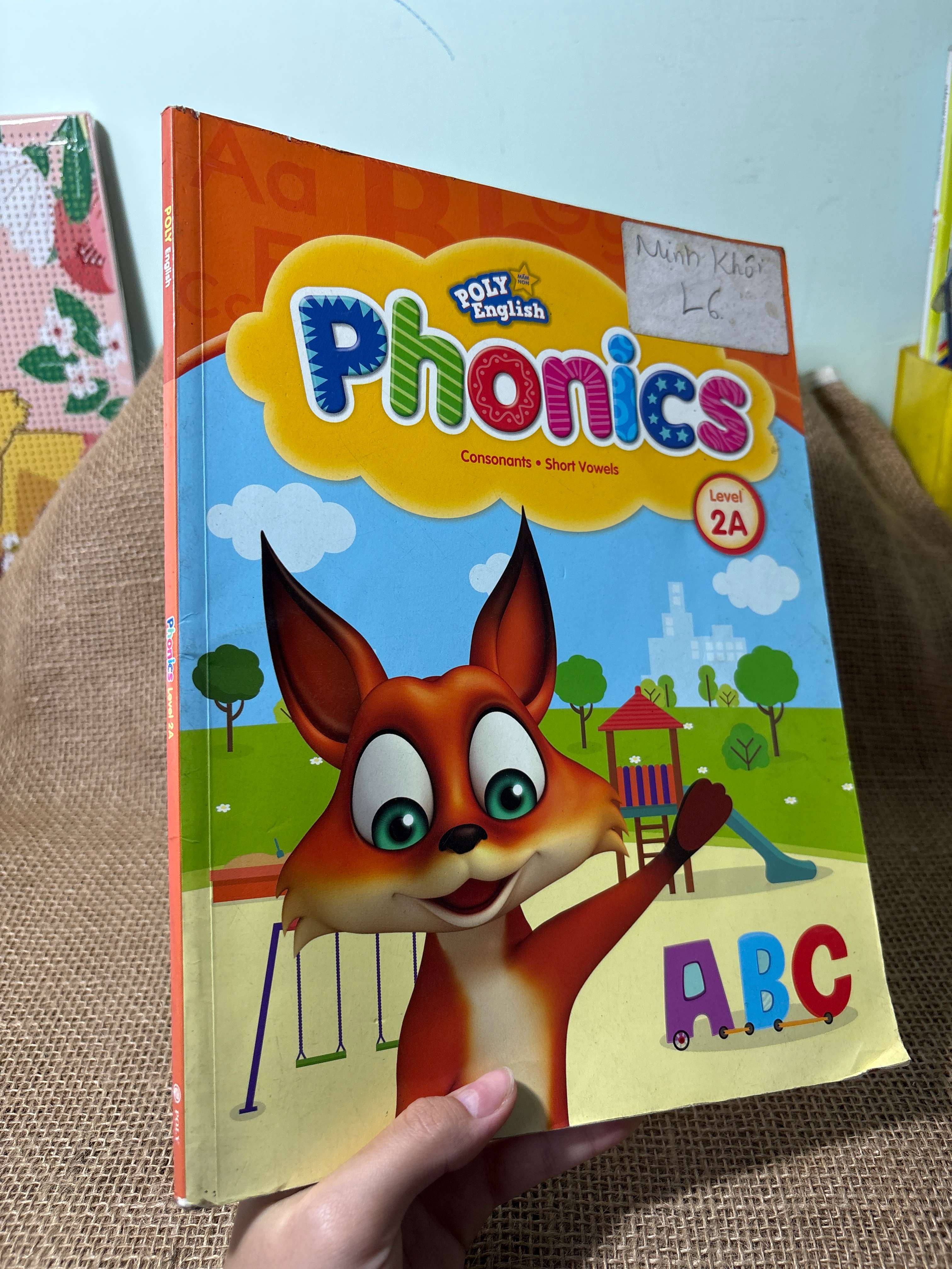 POLY English Phonics Level 2A (Consonants • Short Vowels) mới 70%, bị tô màu (Sách tự học tiếng Anh) HLSC