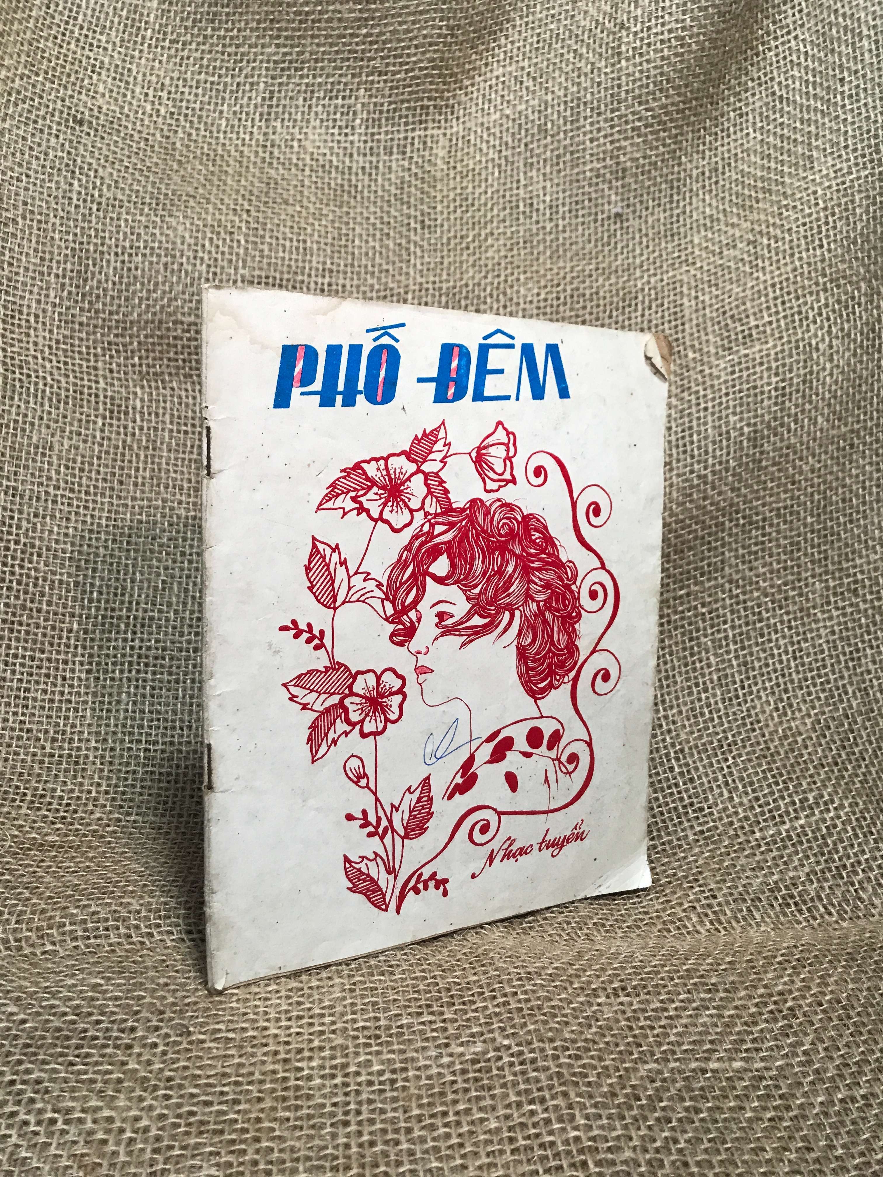 Phố đêm - có nốt nhạc mới 80% (Sách kiến thức tổng hợp) HCM