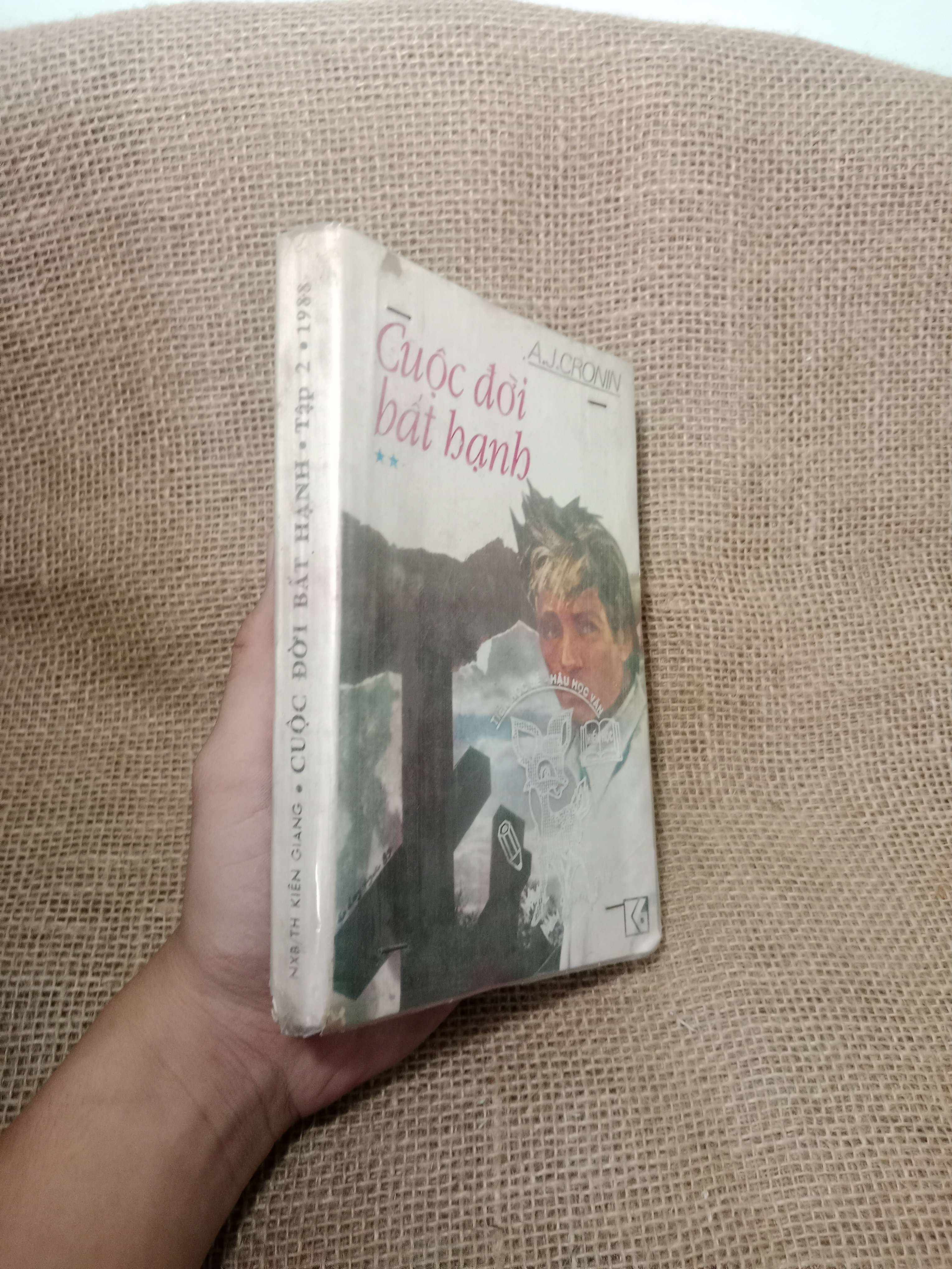 Cuộc đời bất hạnh tập 2 - A.J.Cronin 1998 mới 70%, có chữ (Sách văn học) HLSC