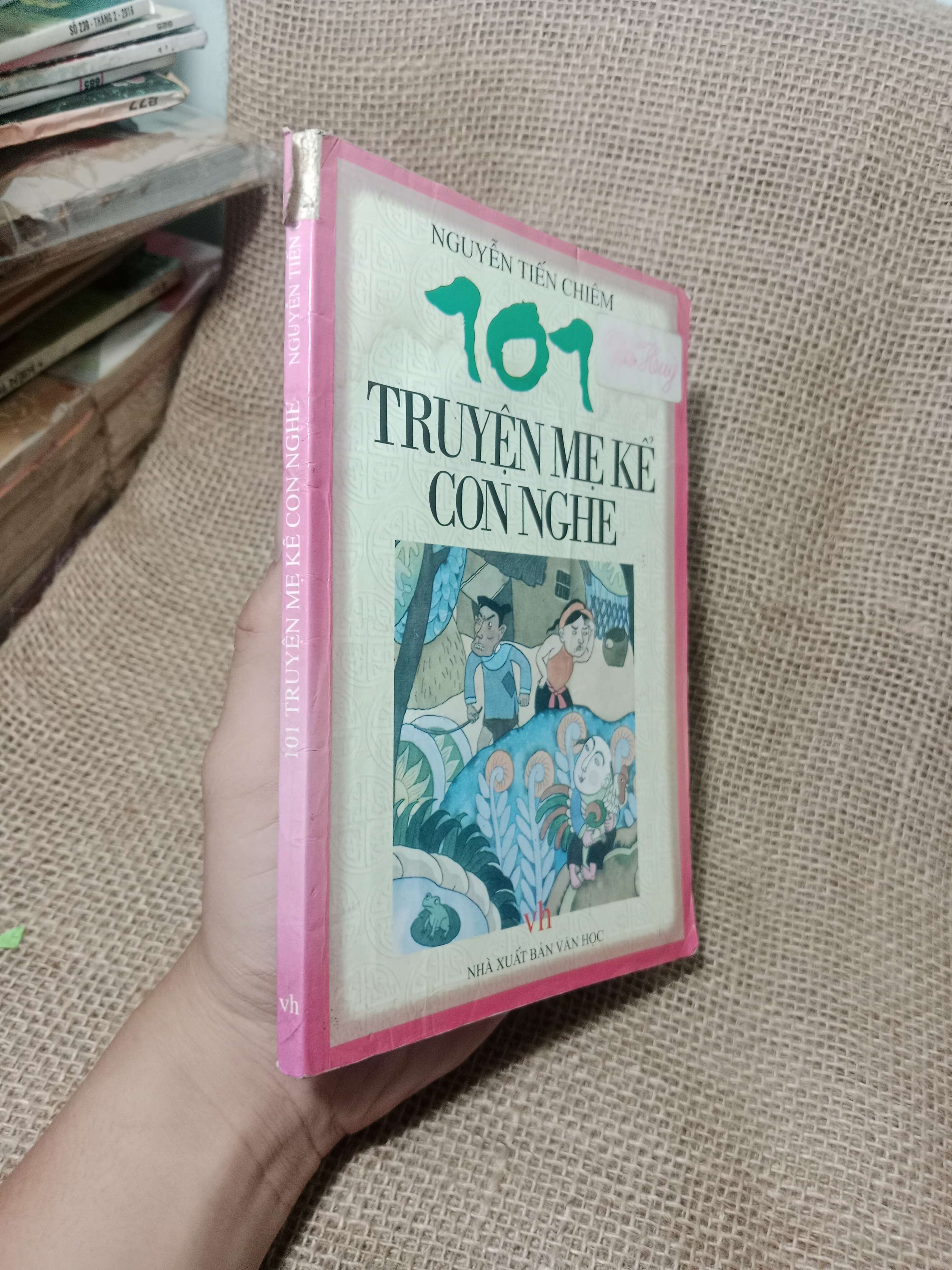 101 truyện mẹ kể con nghe - Nguyễn Tiến Chiêm 2008 mới 70%, có chữ, tróc gáy (Sách văn học) HLSC