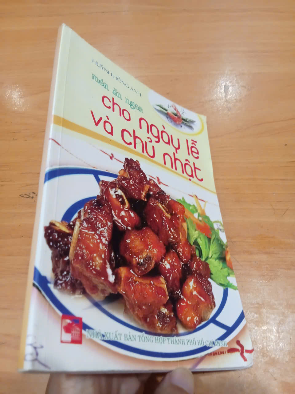 Món ăn ngon cho ngày lễ và chủ nhật - Huỳnh Hồng Anh 2014 mới 80% (Sách kiến thức tổng hợp) HCM (MVB)