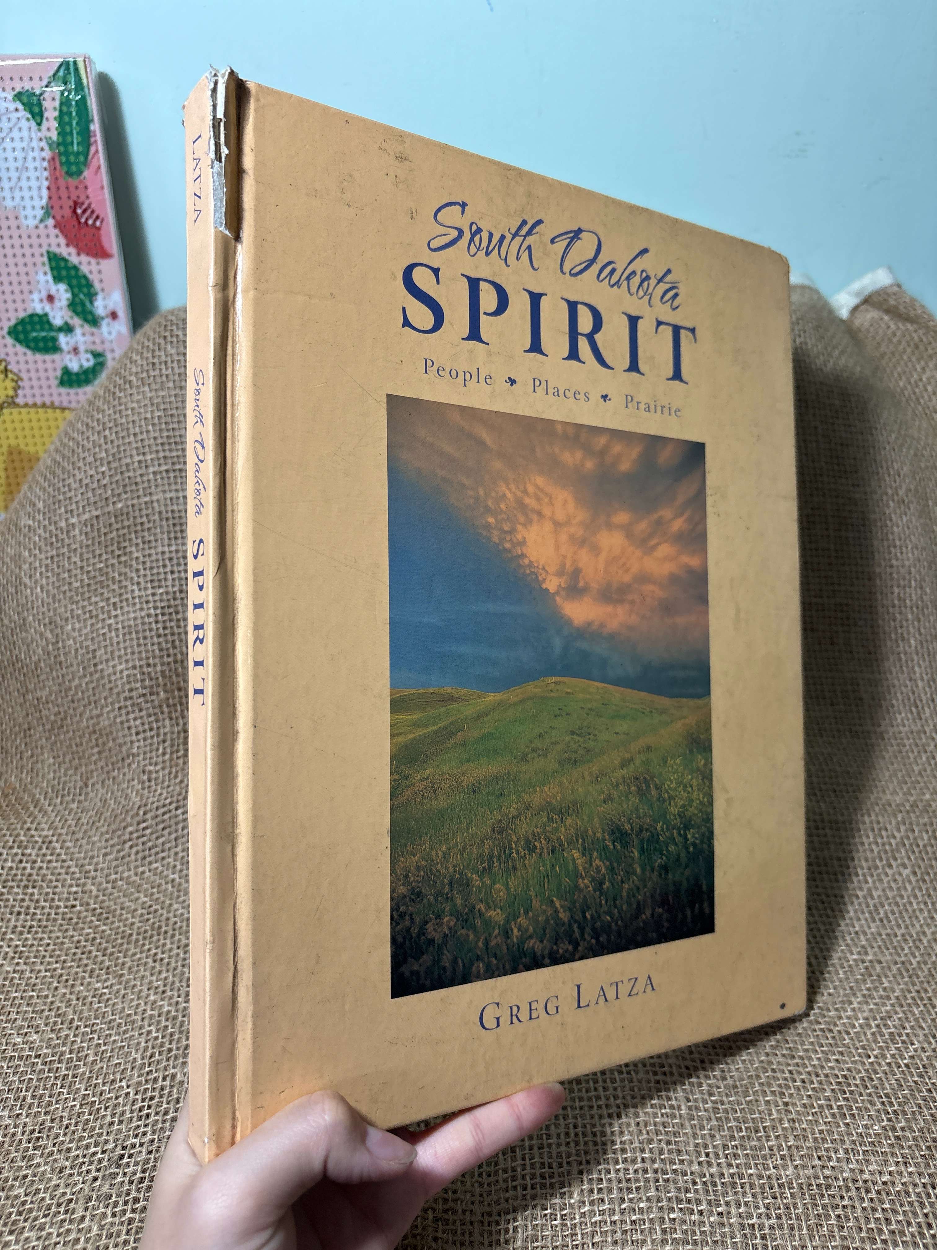 South Dakota Spirit - Greg Latza bìa cứng mới 70%, tróc gáy (Sách ngoại) HLSC