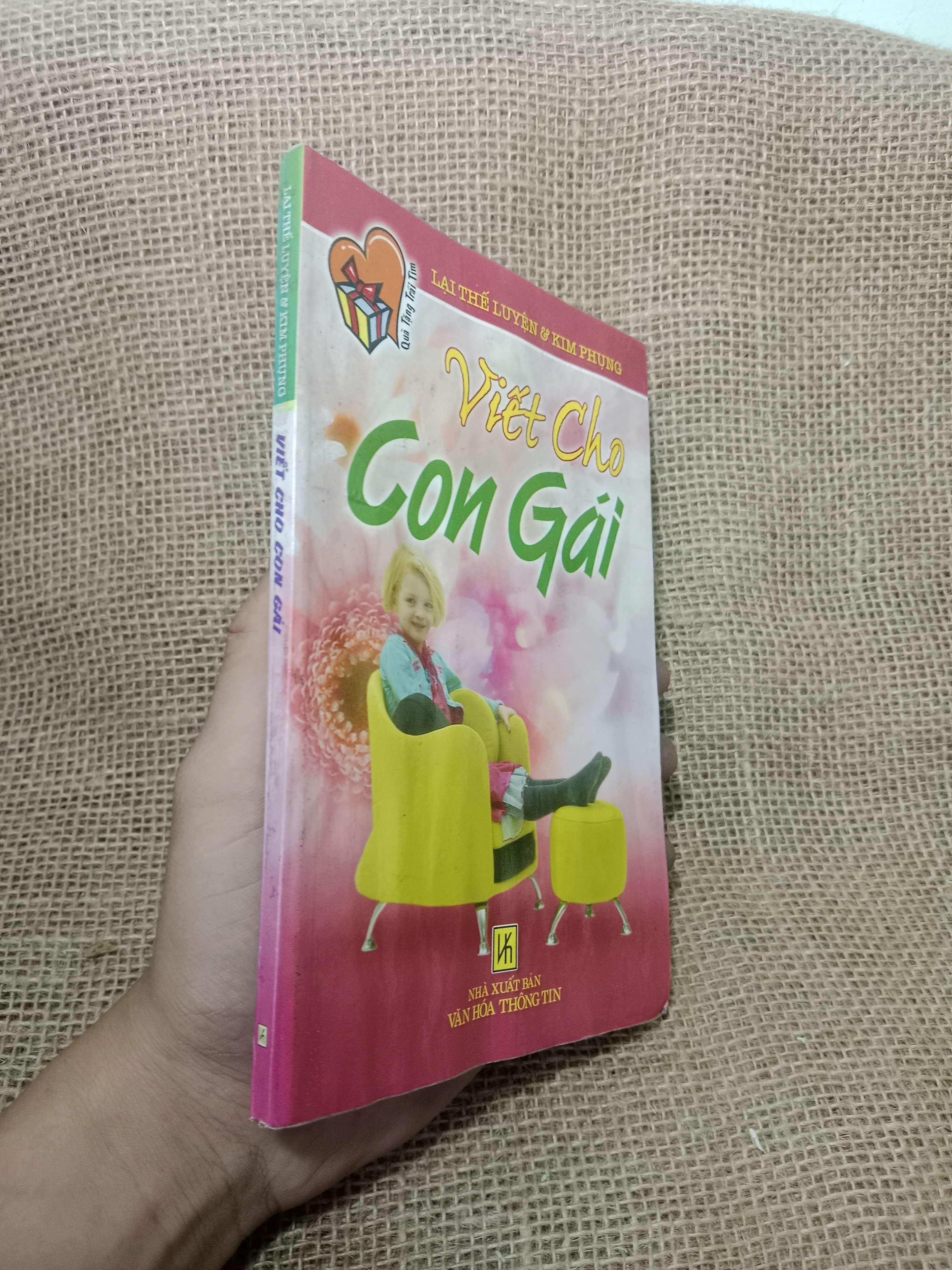 Viết cho con gái 2010 mới 70%, bị ẩm (Sách văn học) HLSC