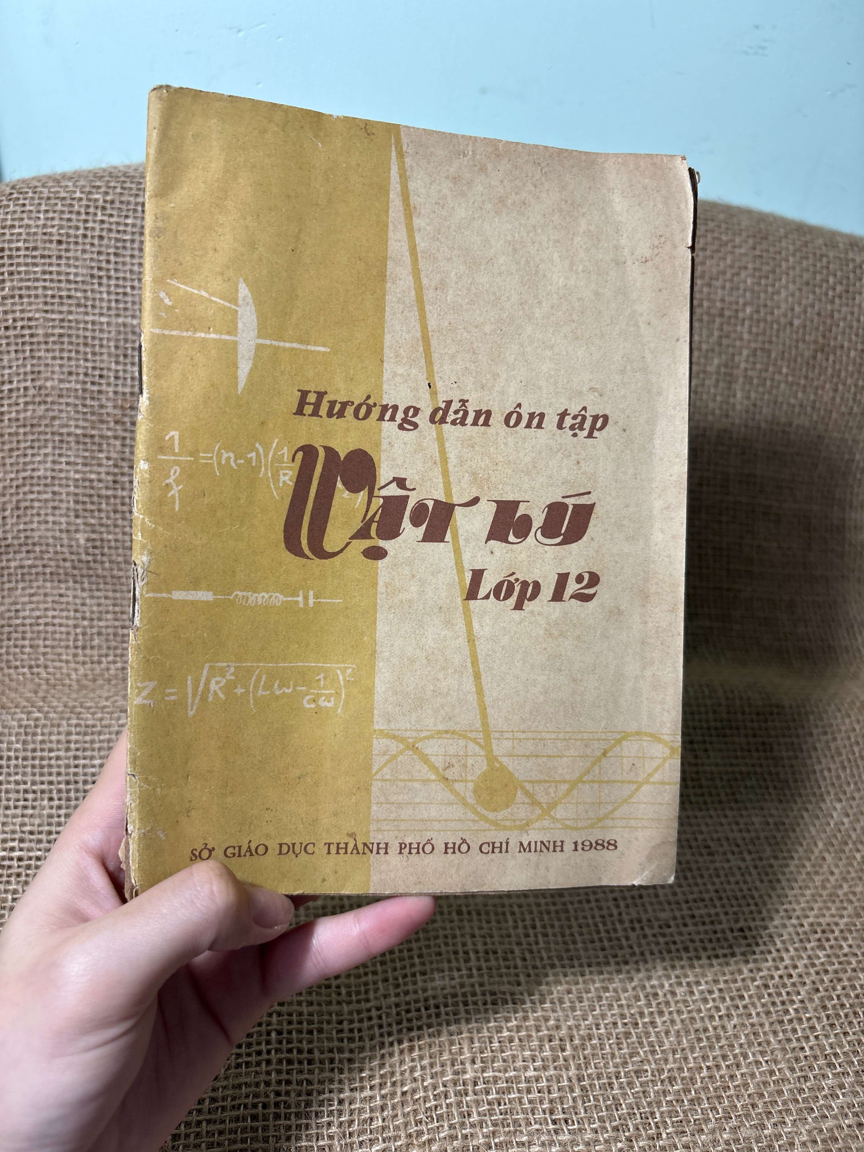Hướng dẫn ôn tập Vật lý lớp 12 1987 mới 70%, tróc gáy (Sách giáo khoa - giáo trình) HLSC