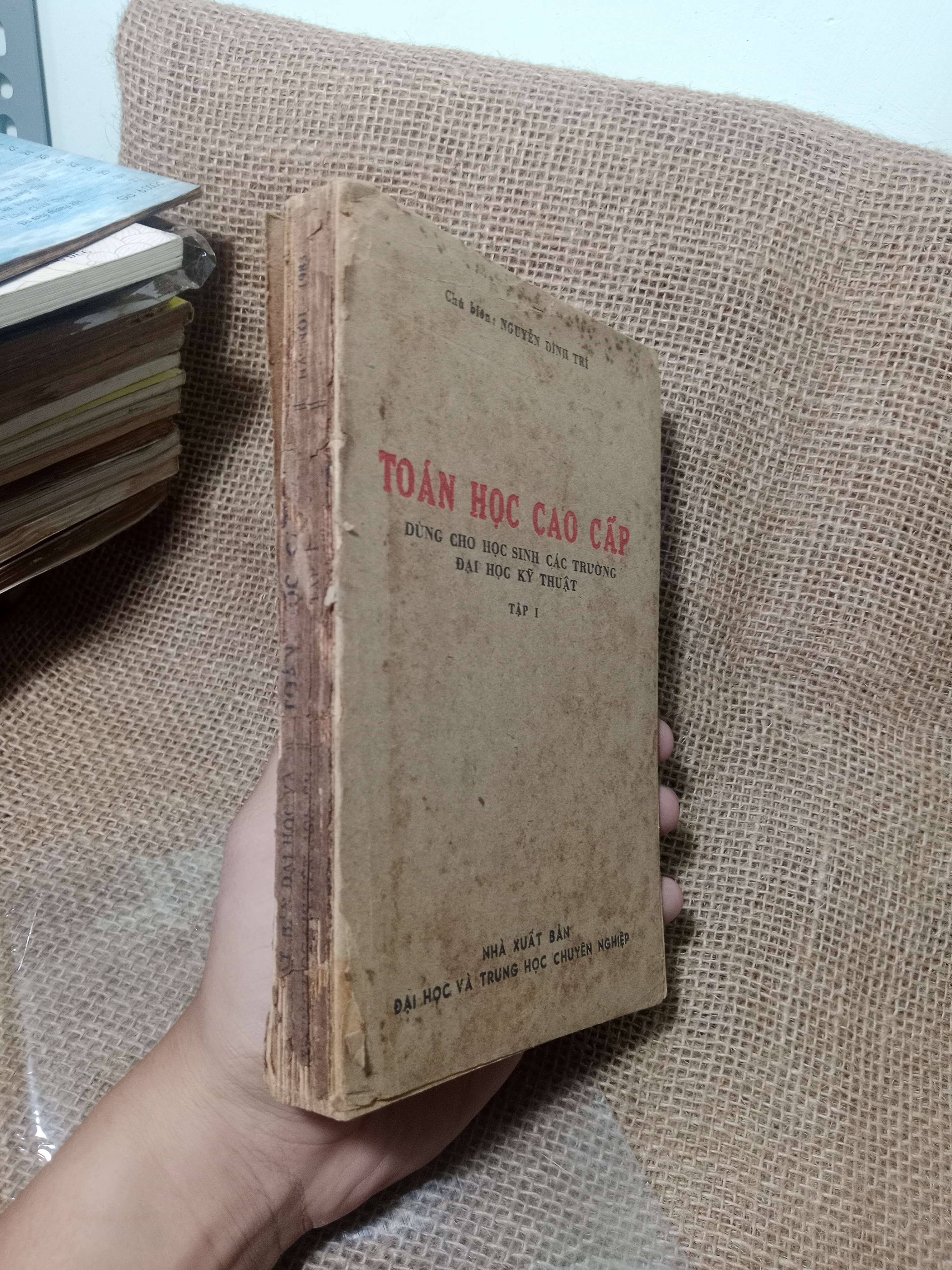 Toán học cao cấp tập 1 - Nguyễn Đình Trí 1983 mới 70%, tróc gáy, có chữ (Giáo trình đại học - cao đẳng) HLSC