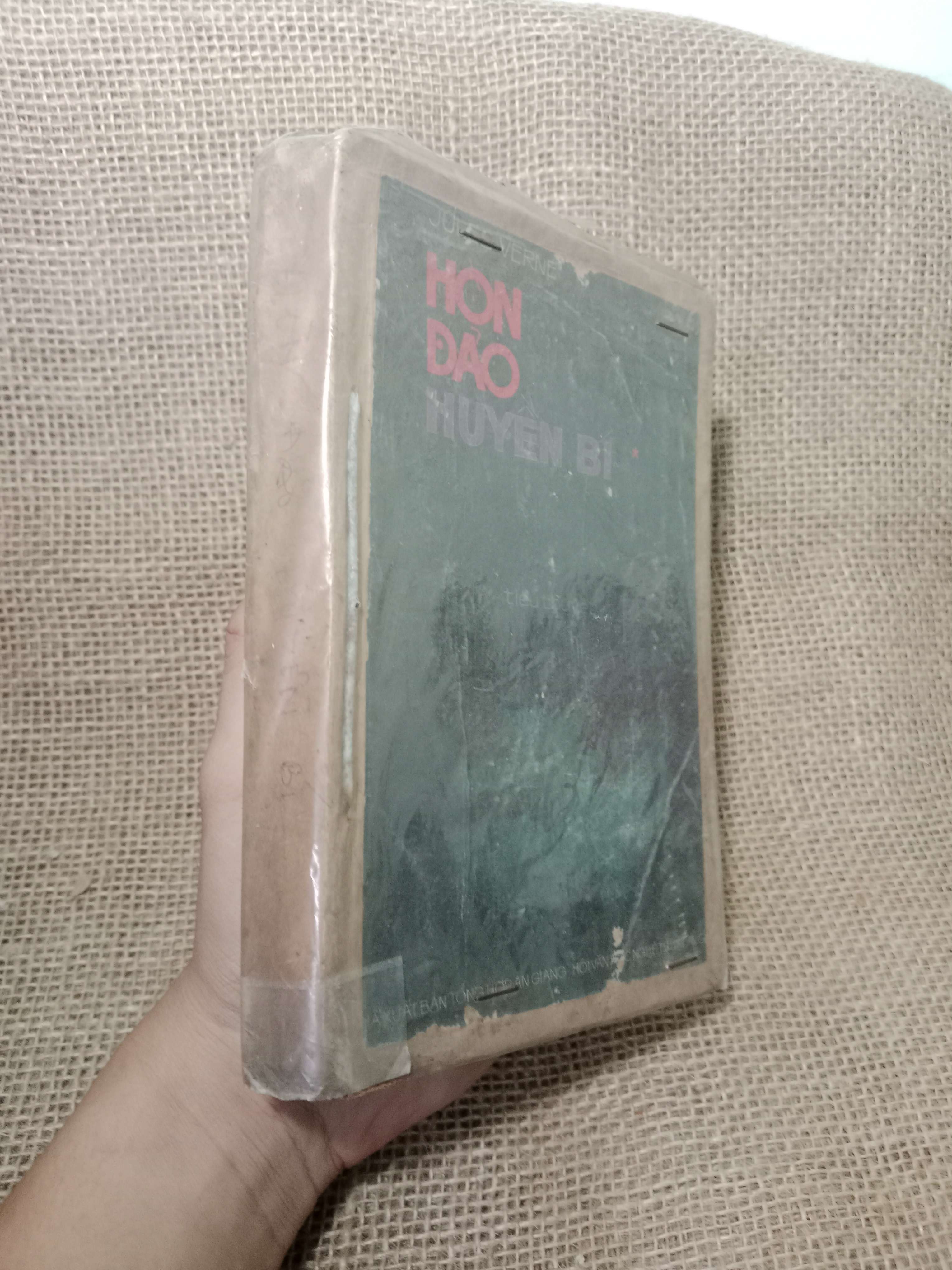 Hòn Đảo Huyền Bí - Jules Verne 1988 mới 70%, tróc gáy (Sách văn học) HLSC