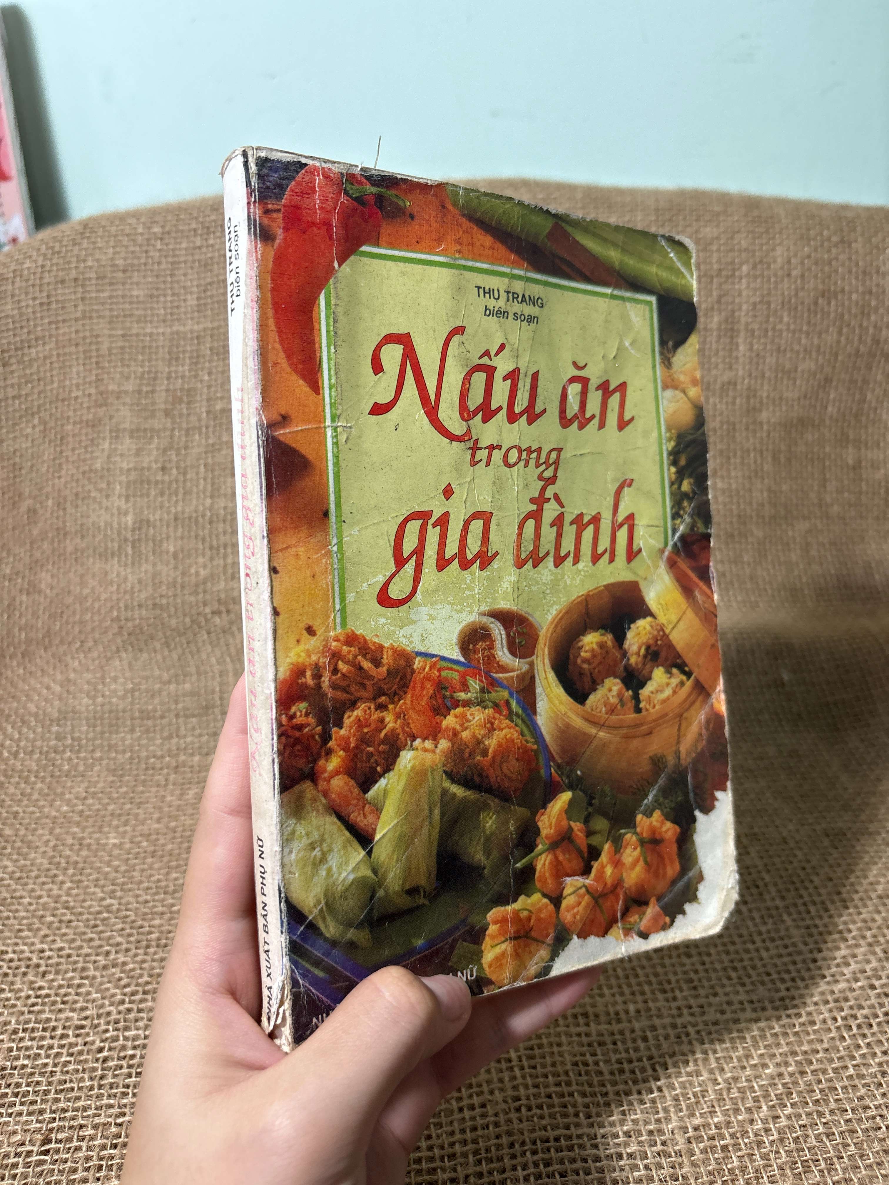 Nấu ăn trong gia đình - Thu Trang 2002 mới 70%, bị vẽ, có chữ, tróc bìa (Sách kiến thức tổng hợp) HLSC