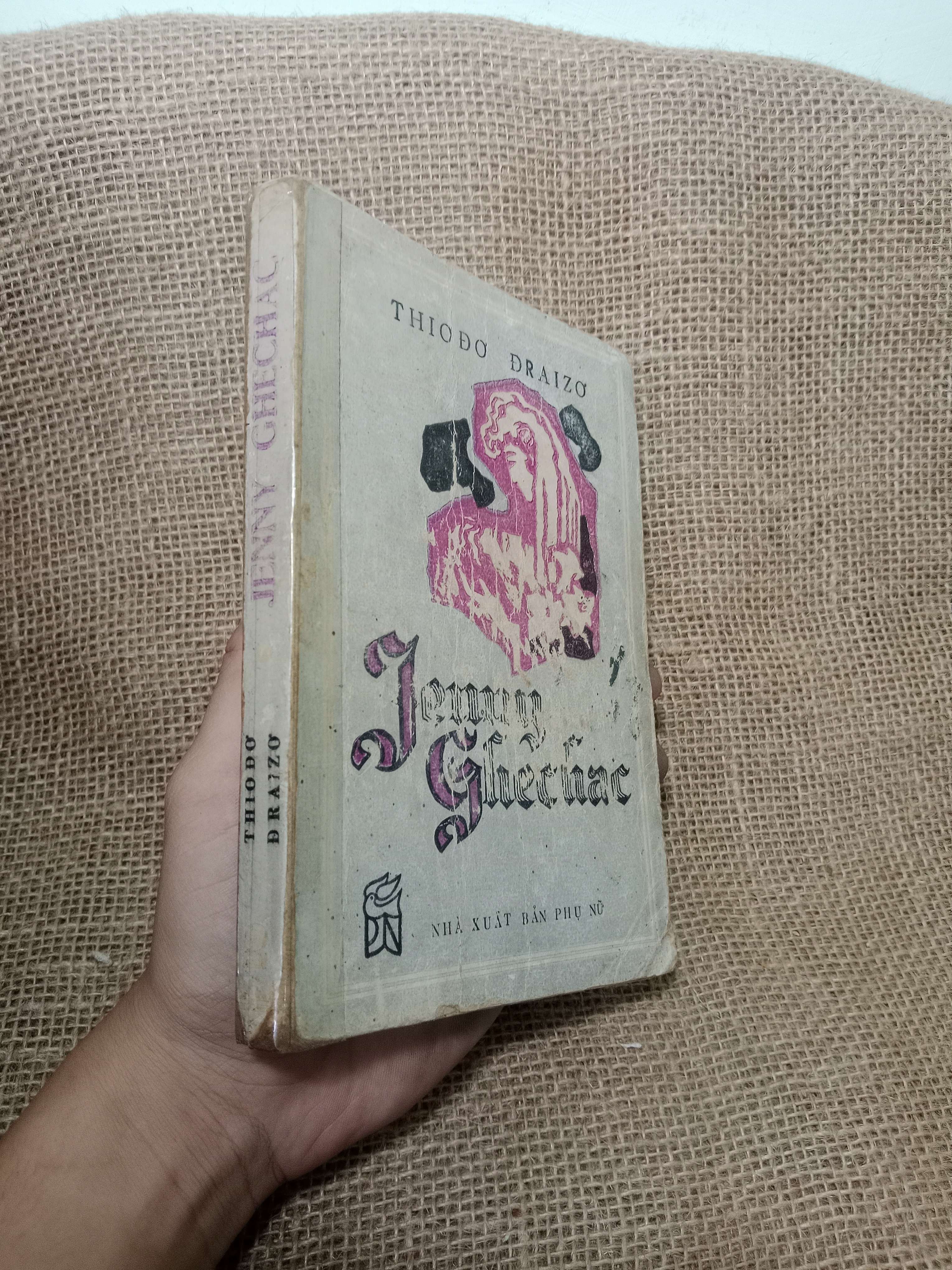 Jenny Ghechac - Thiođơ Đraizơ 1985 mới 70%, tróc gáy (Sách văn học) HLSC