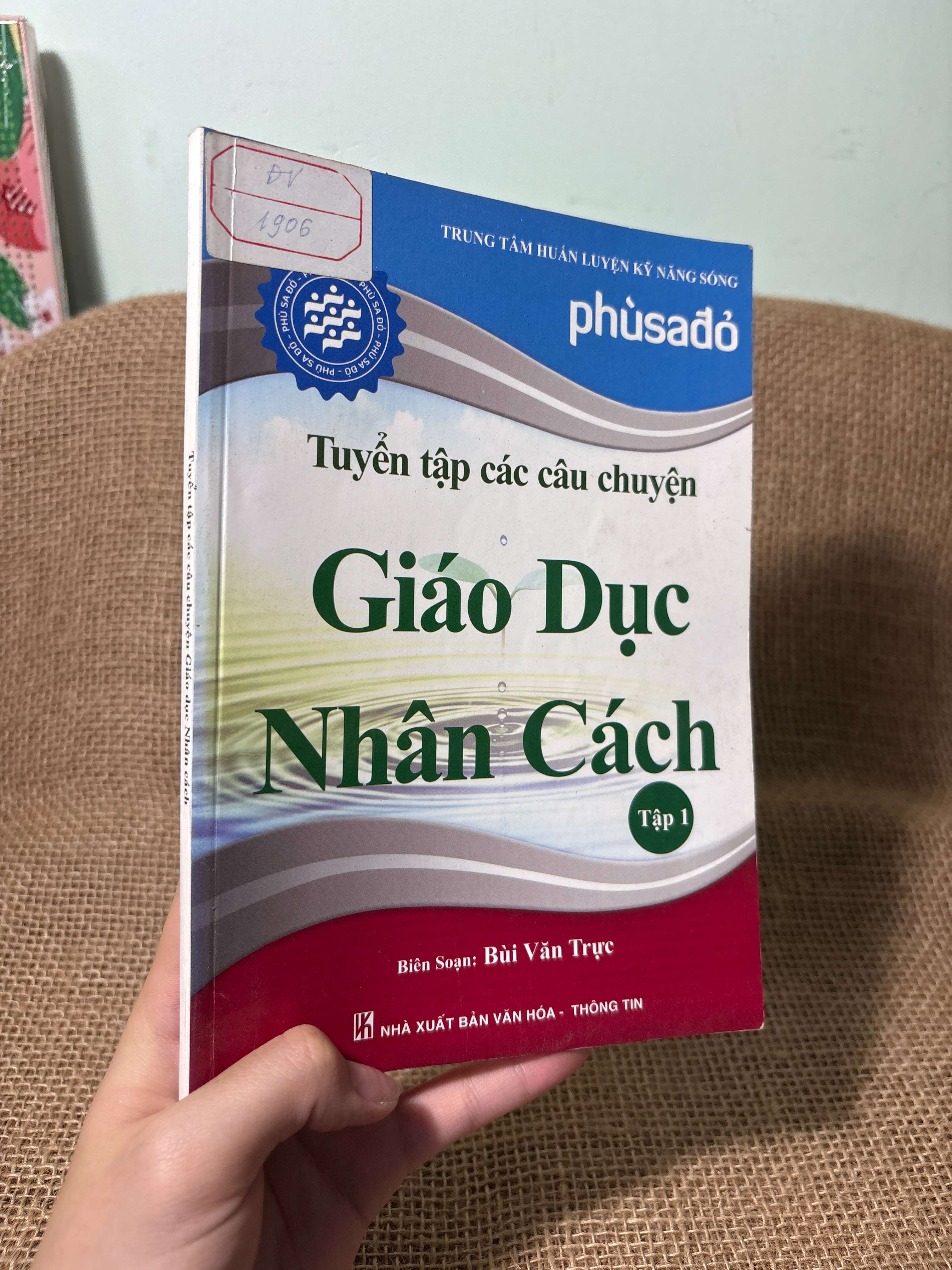 Tuyển tập các câu chuyện giáo dục nhân cách tập 1 - Bùi Văn Trực 2011 mới 70%, rách trang (Sách văn học) HLSC