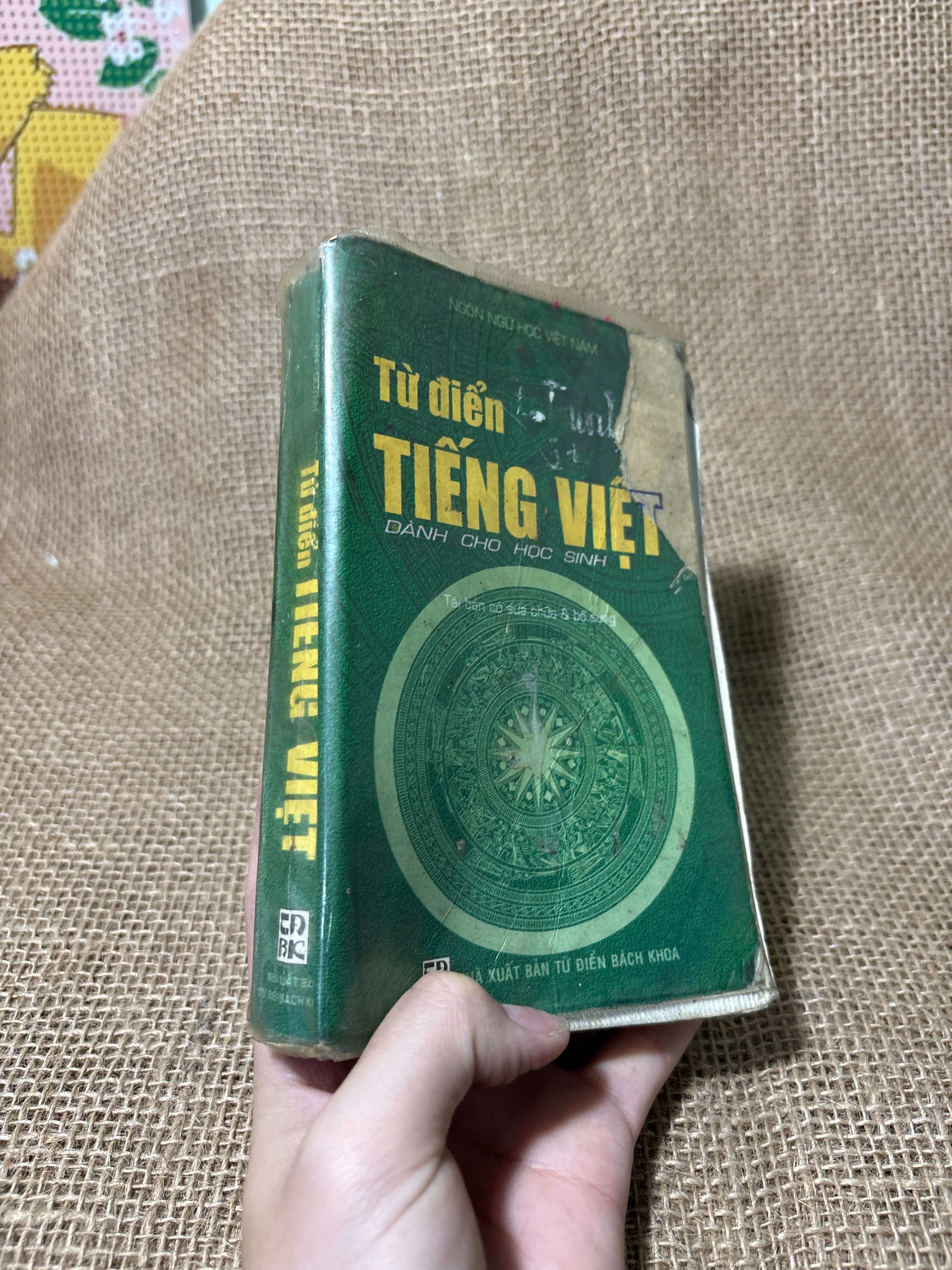 Từ điển tiếng Việt 2000 mới 70%, rách bìa (Từ điển) HLSC