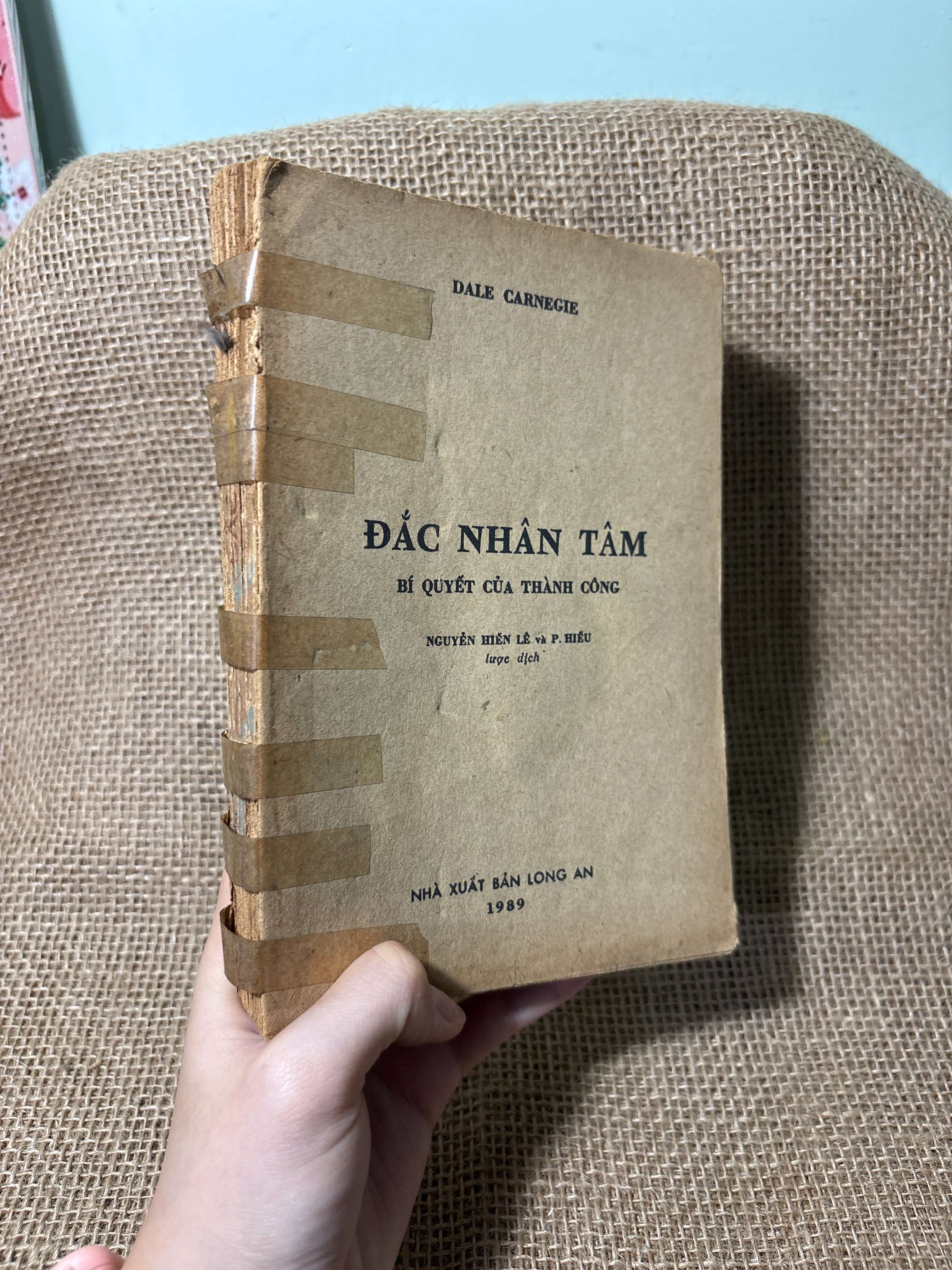 Đắc nhân tâm - Dale Carnegie 1989 mới 60%, tróc gáy, bung gáy (Sách kỹ năng) HLSC