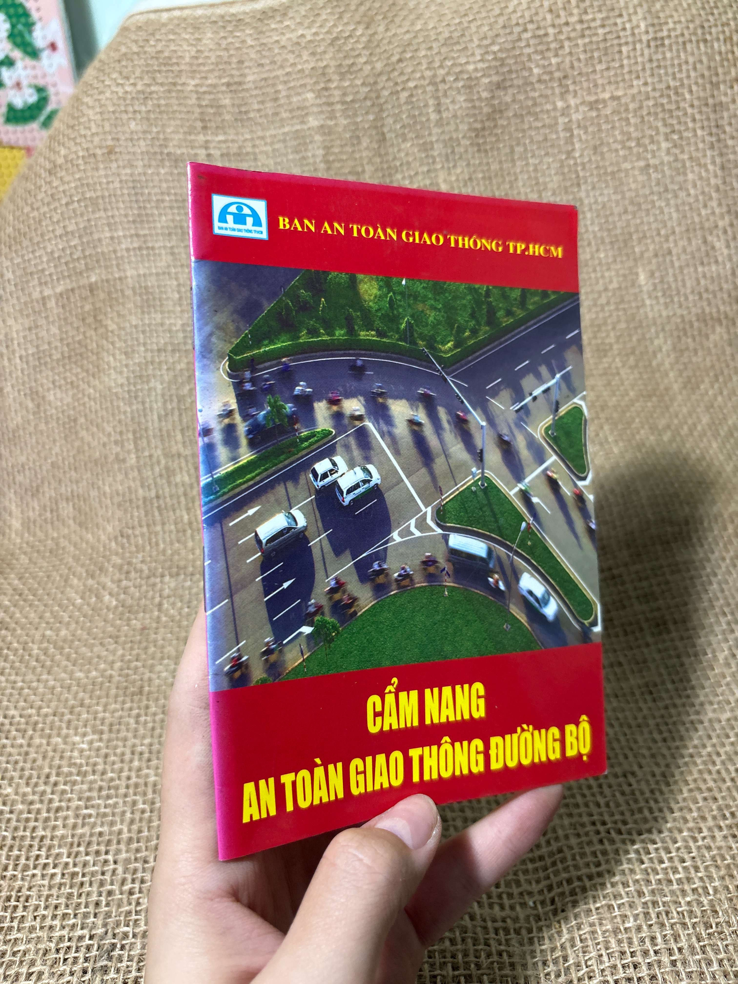 Cẩm nang an toàn giao thông đường bộ 2012 mới 80% (Sách kiến thức tổng hợp) HLSC