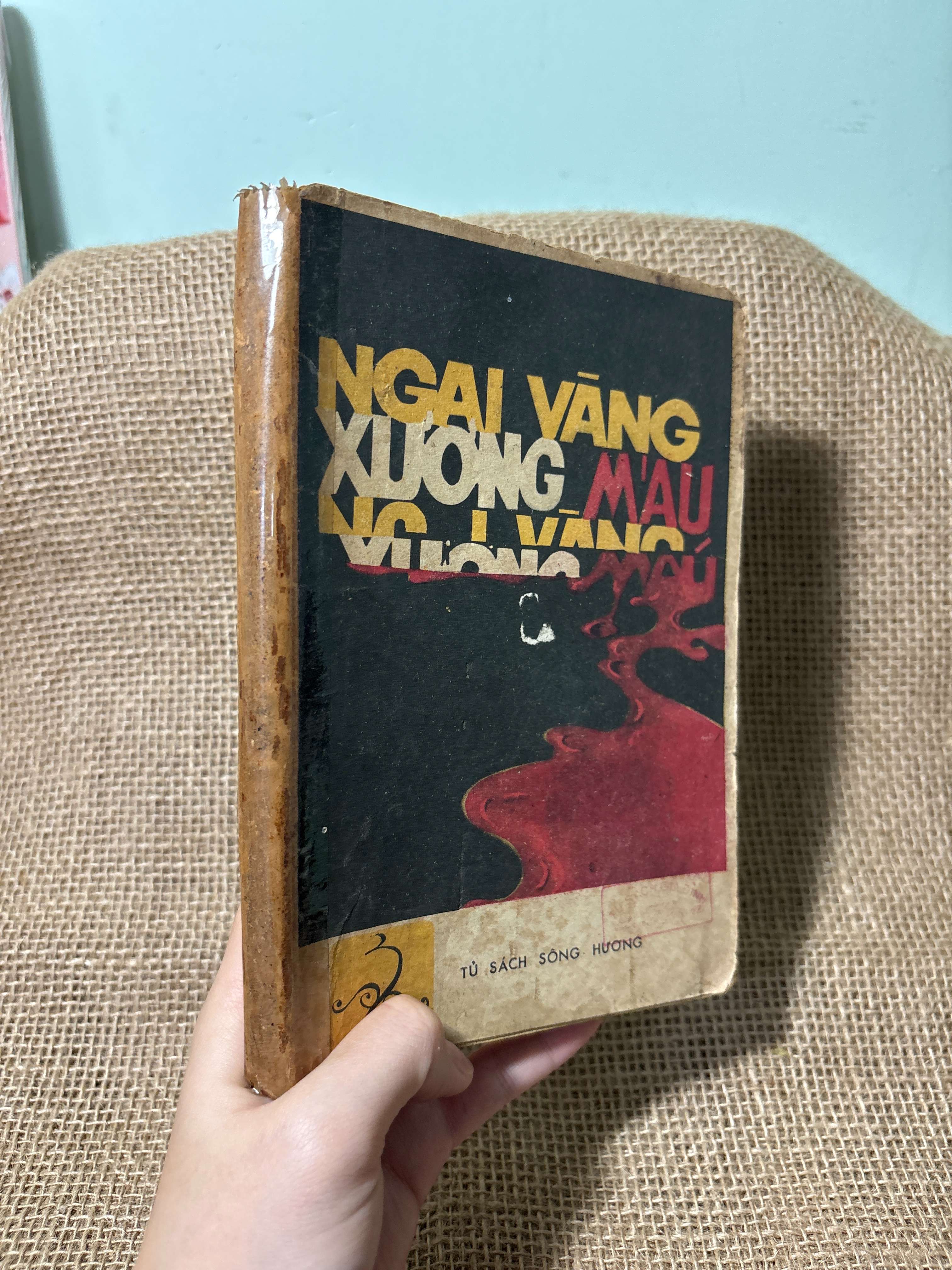 Ngai vàng xương 1988 mới 60%, tróc gáy, bung gáy (Sách văn học) HLSC
