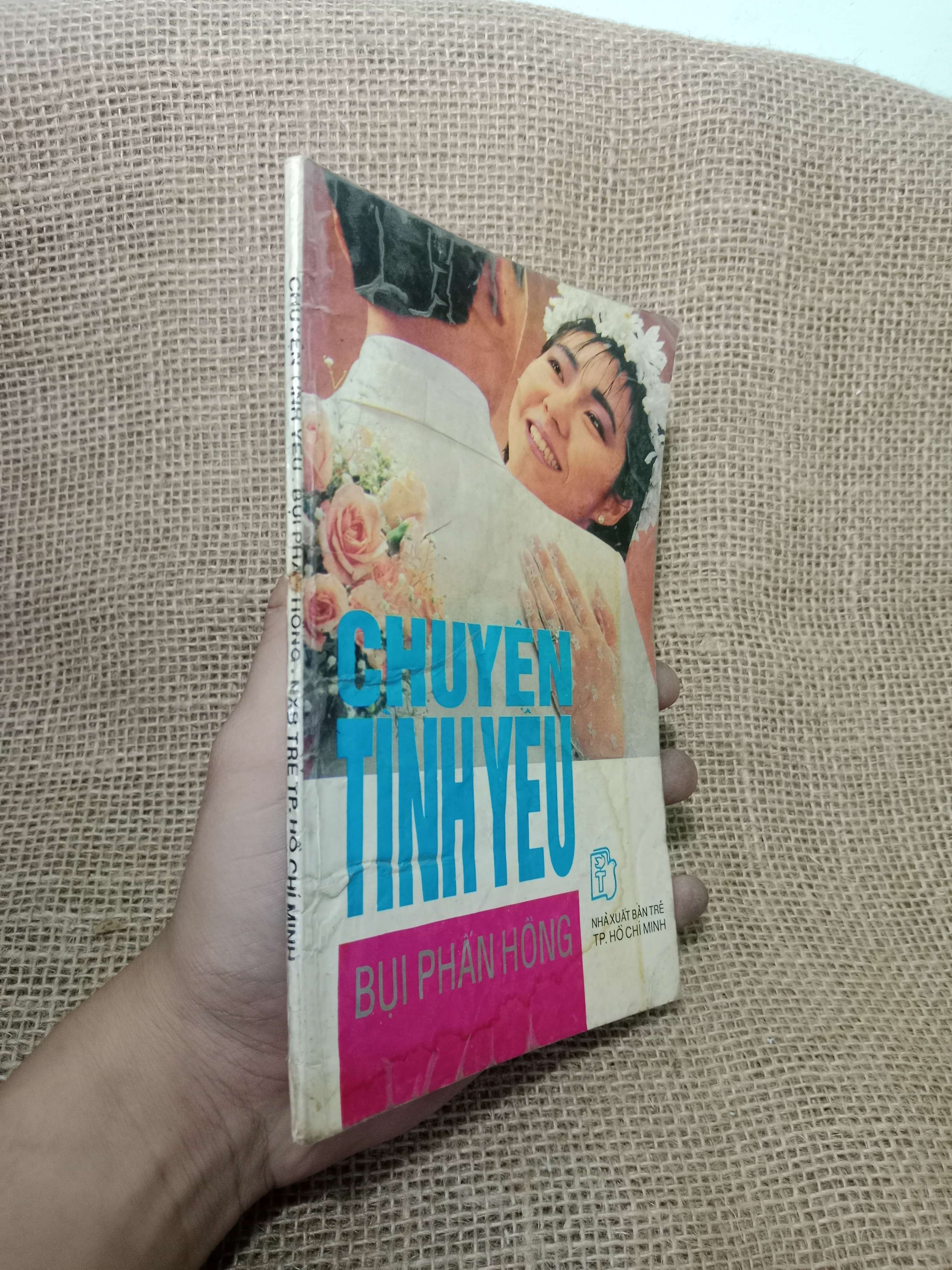 Chuyện tình yêu bụi phấn hồng 1993 mới 80% (Sách văn học) HLSC
