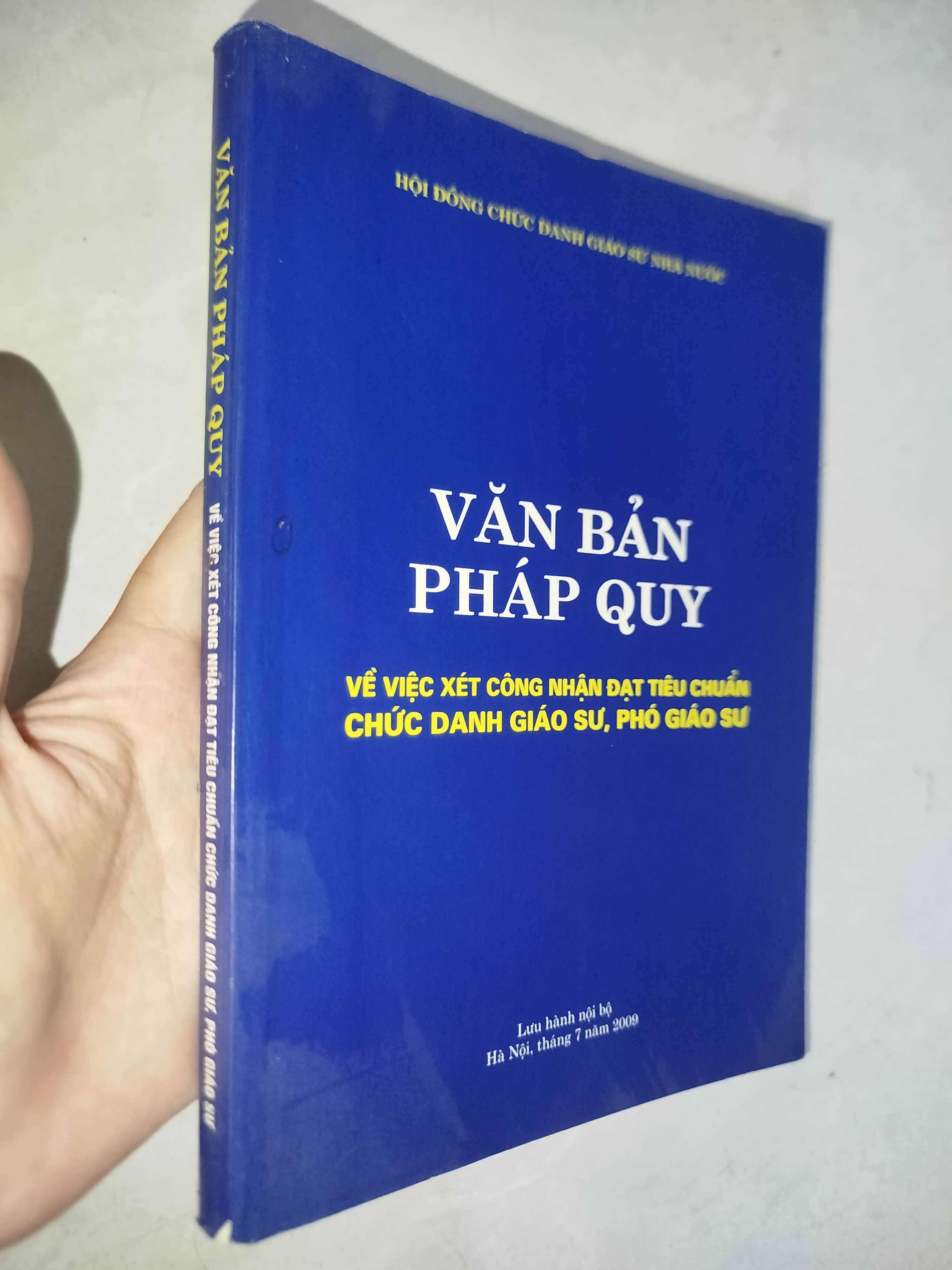 Văn bản pháp quy về việc xét công nhận đạt tiêu chuẩn chức danh giáo sư, phó giáo sư 2009 (Sách chính trị - pháp lý) Mới 80% GZB