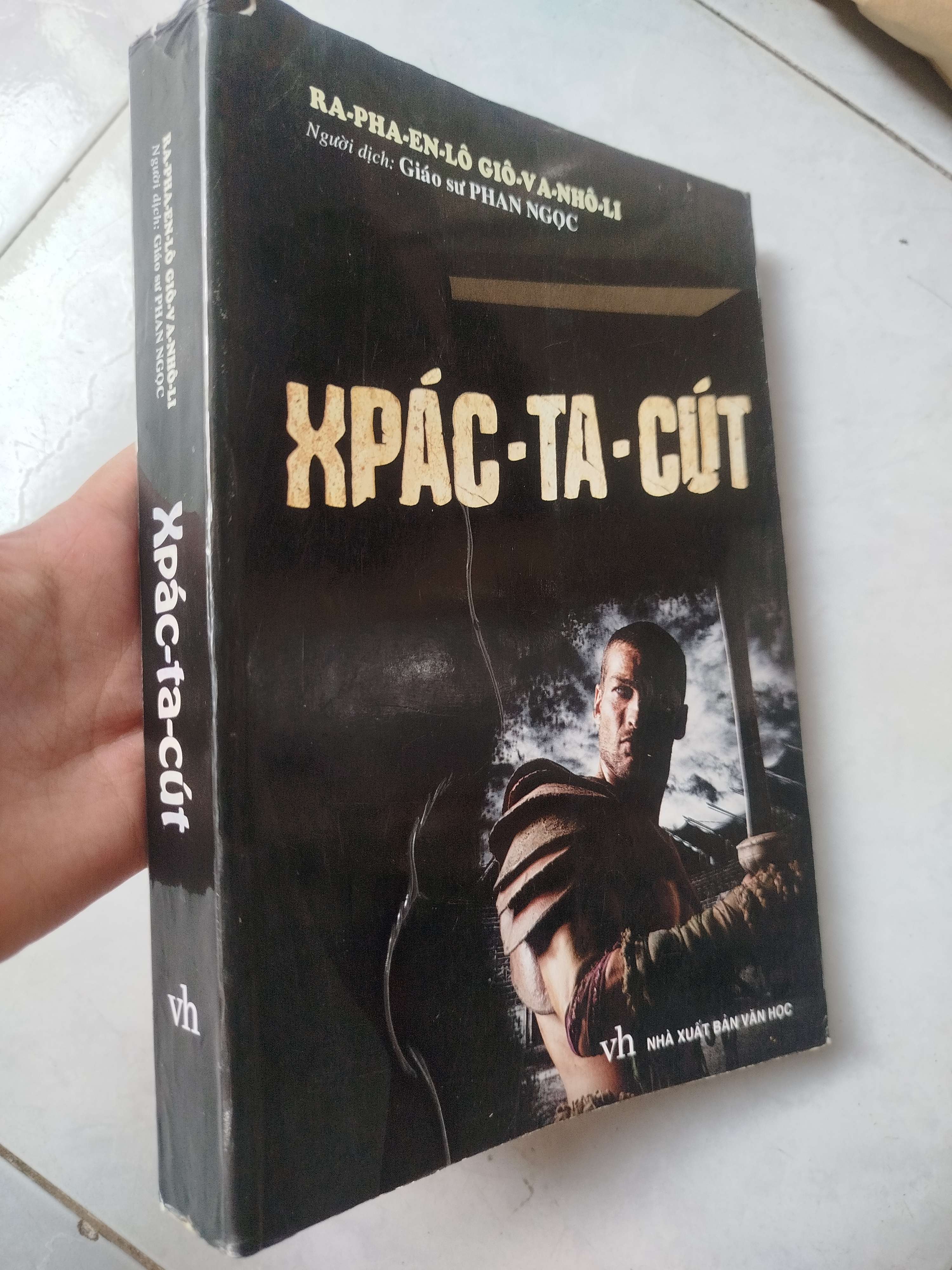 Xpác - ta - cút - Ra-Pha-En-Lô Giô-V A-Nhô-Li 2010 (Sách văn học) Mới 80% GZB