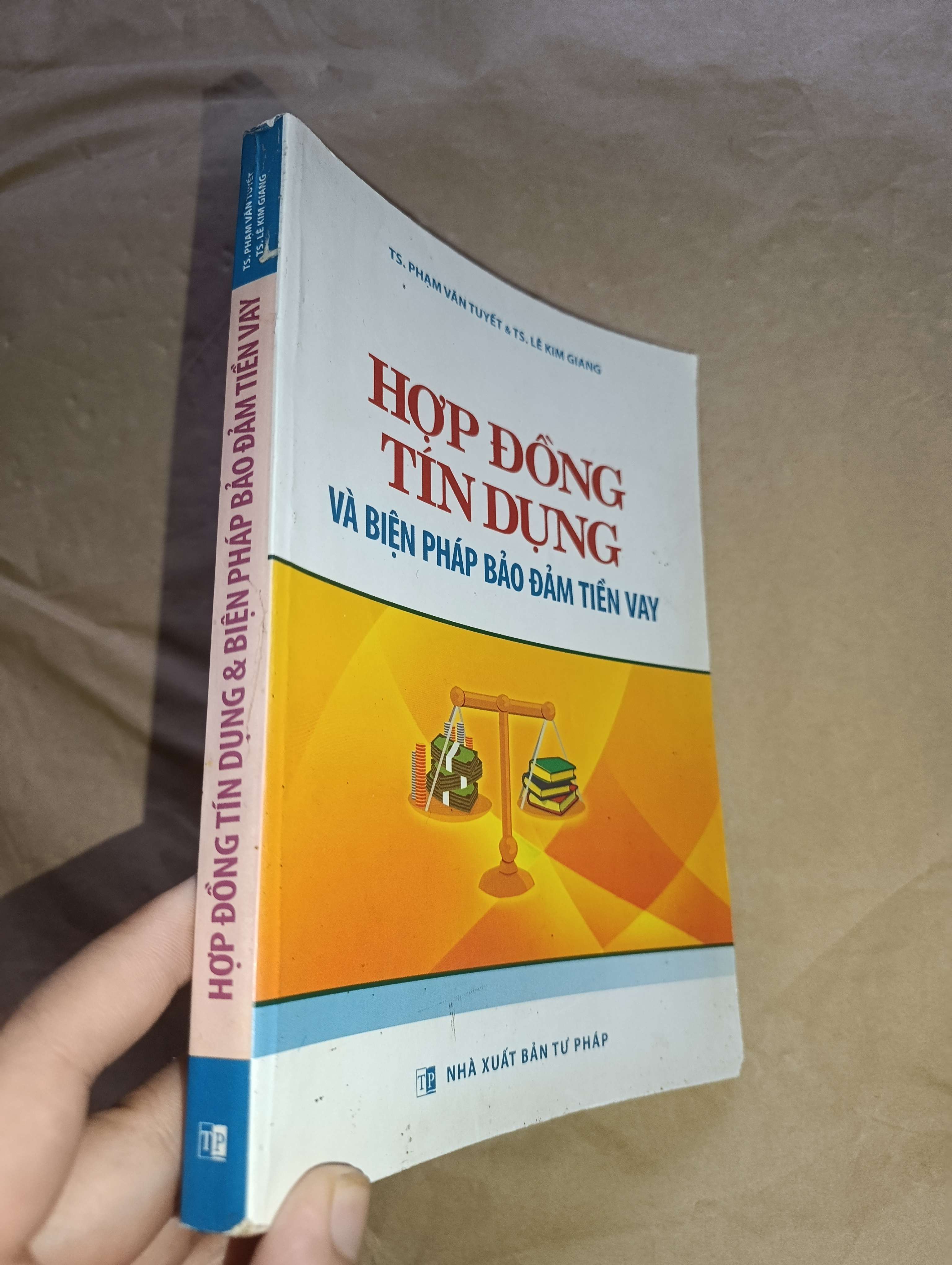 Hợp đồng tín dụng và biện pháp bảo đảm tiền vay -Phạm Văn Tuyết, Lê Kim Giang 2012 (Sách chính trị - pháp lý) Mới 80% GZB