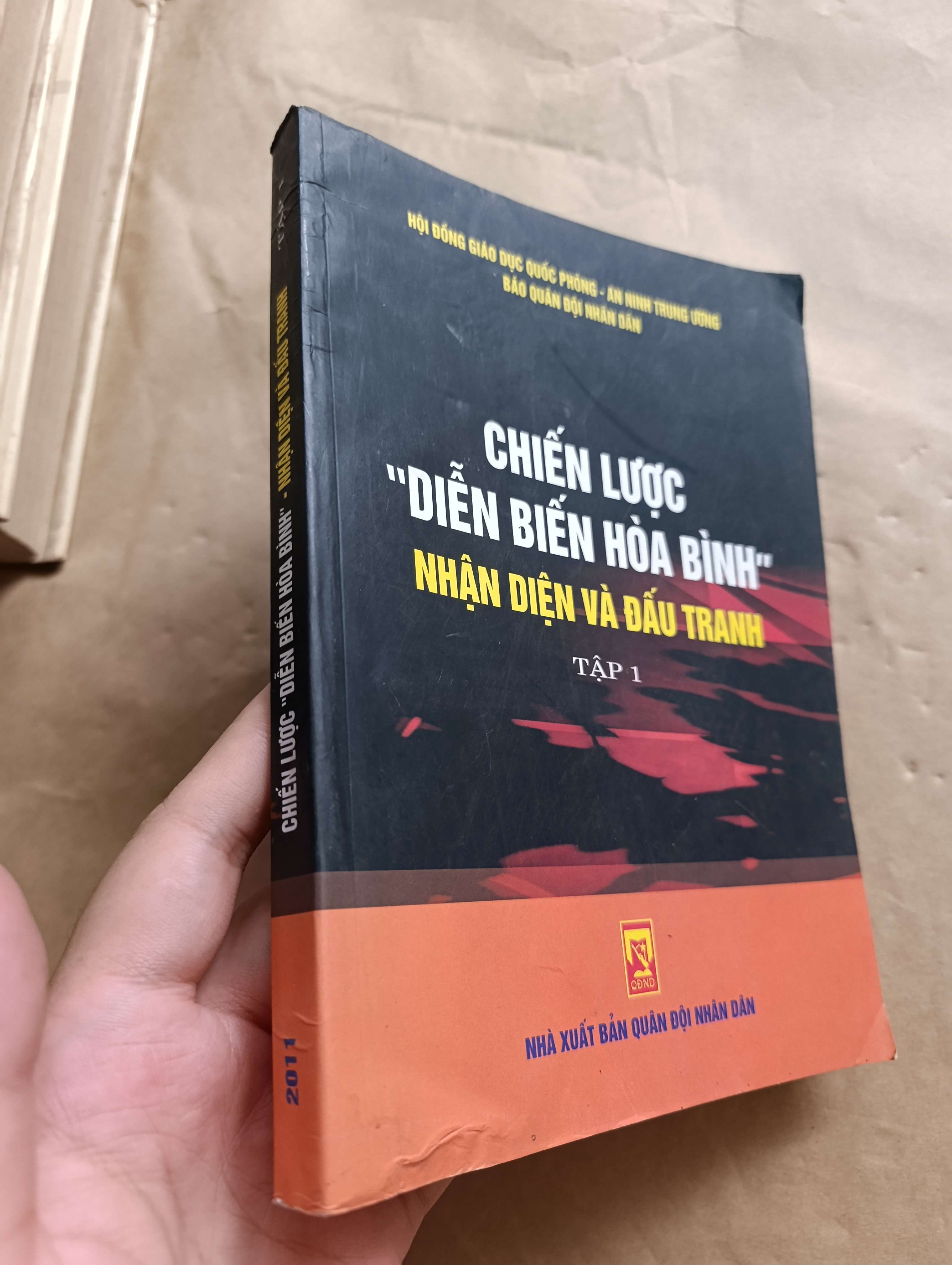 Chiến lược diễn biến hòa bình nhận diện và đấu tranh tập 1 2011 (Sách lịch sử - triết học) Mới 80% GZB