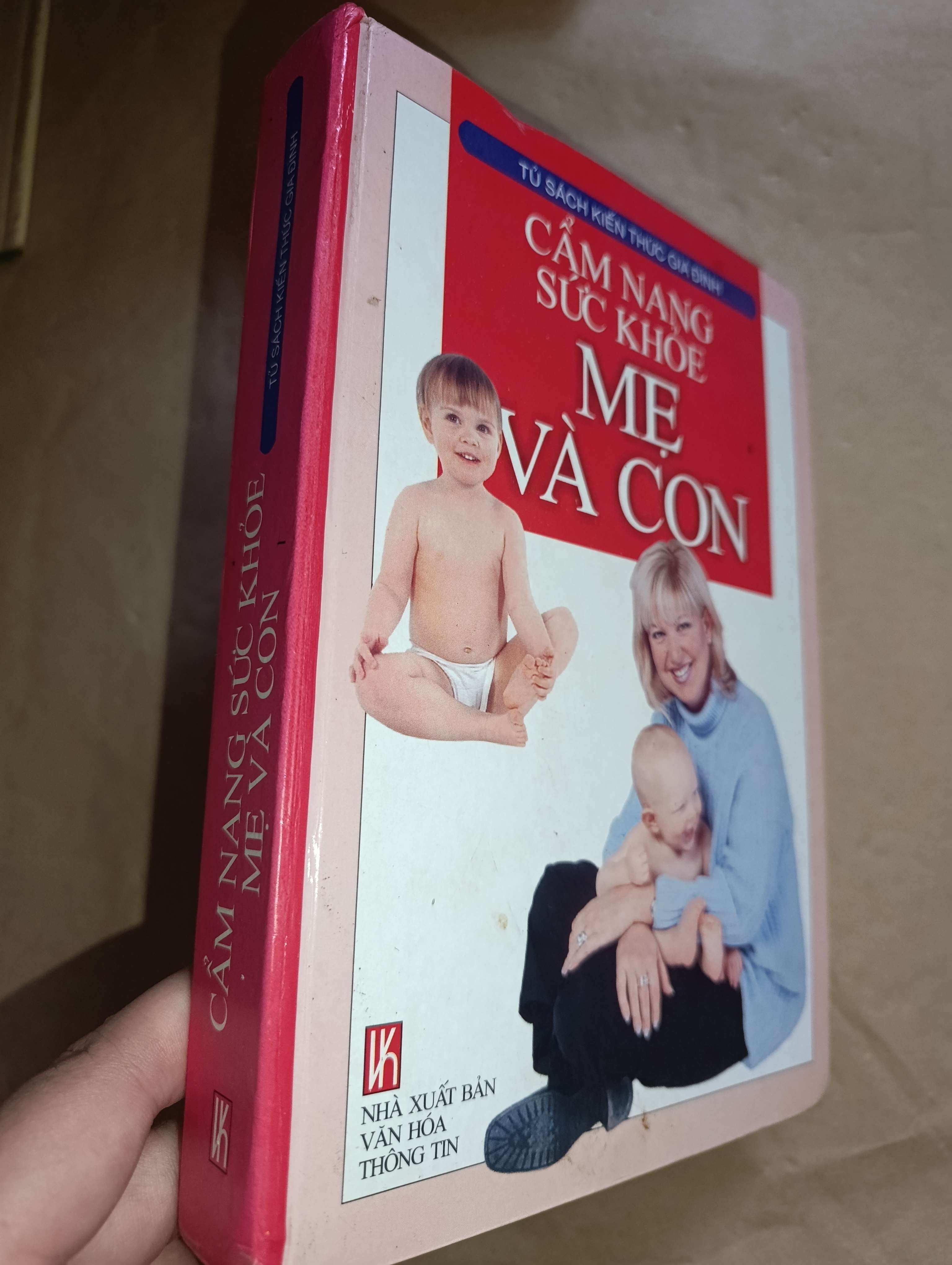 Cẩm nang sức khỏe mẹ và con 2004 (Sách mẹ và bé) Mới 80% GZB