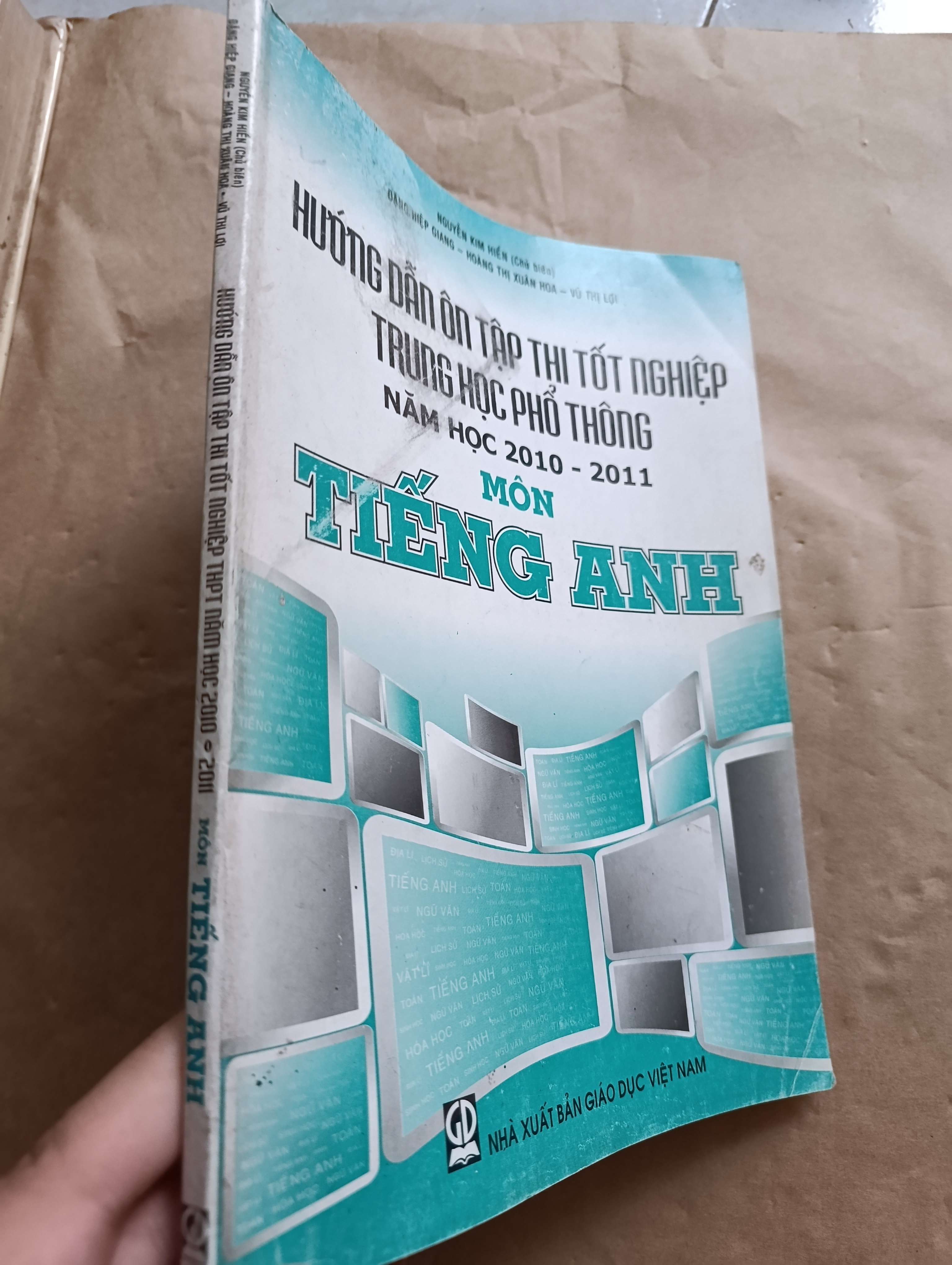 Hướng dẫn ôn tập thi tốt nghiệp trung học phổ thông năm học 2010-2011 môn tiếng Anh 2011 (Tham khảo - luyện thi) Mới 80% GZB