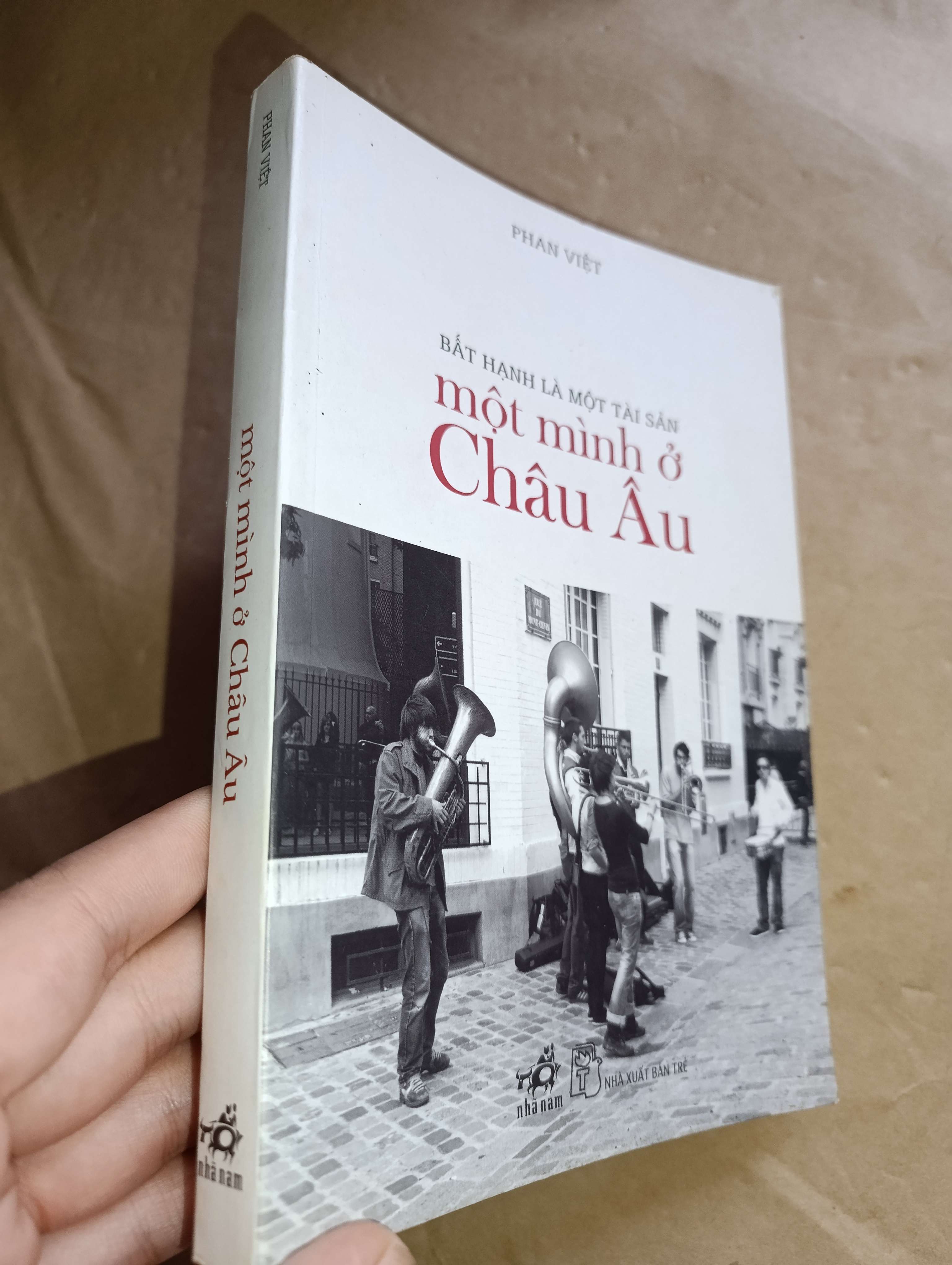 Một mình ở Châu Âu - Phan Việt 2013 (Sách văn học) Mới 80% GZB