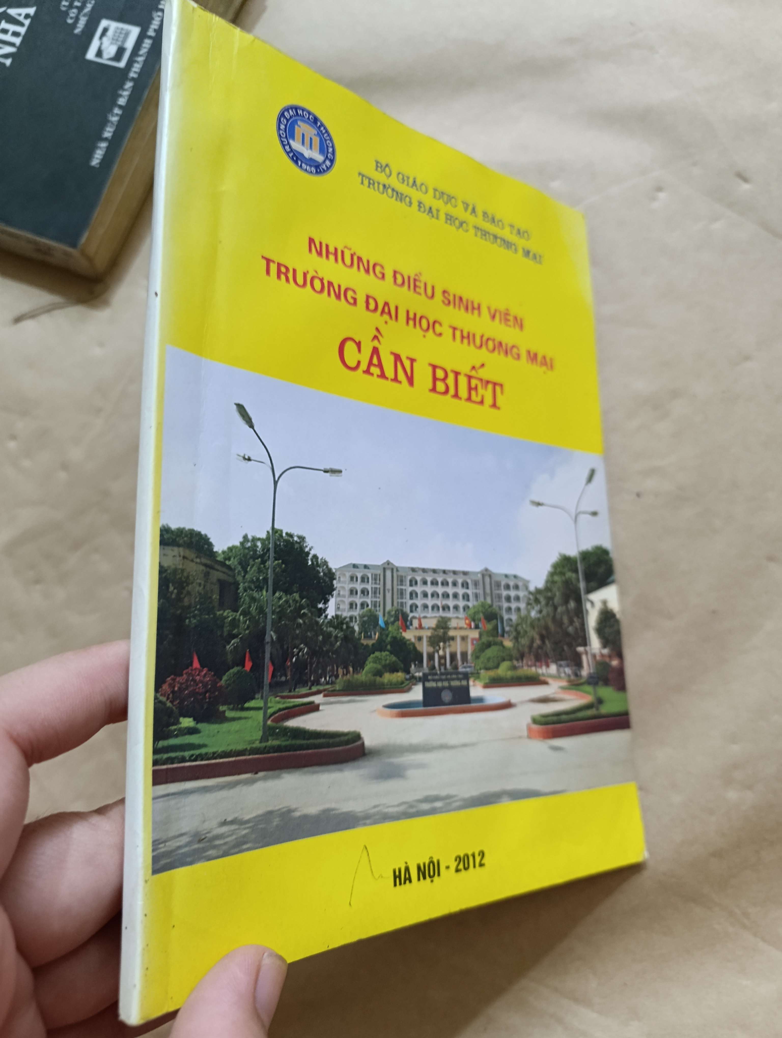 Những điều sinh viên trường Đại học Thương mại cần biết 2012 (Sách kiến thức tổng hợp) Mới 80% GZB