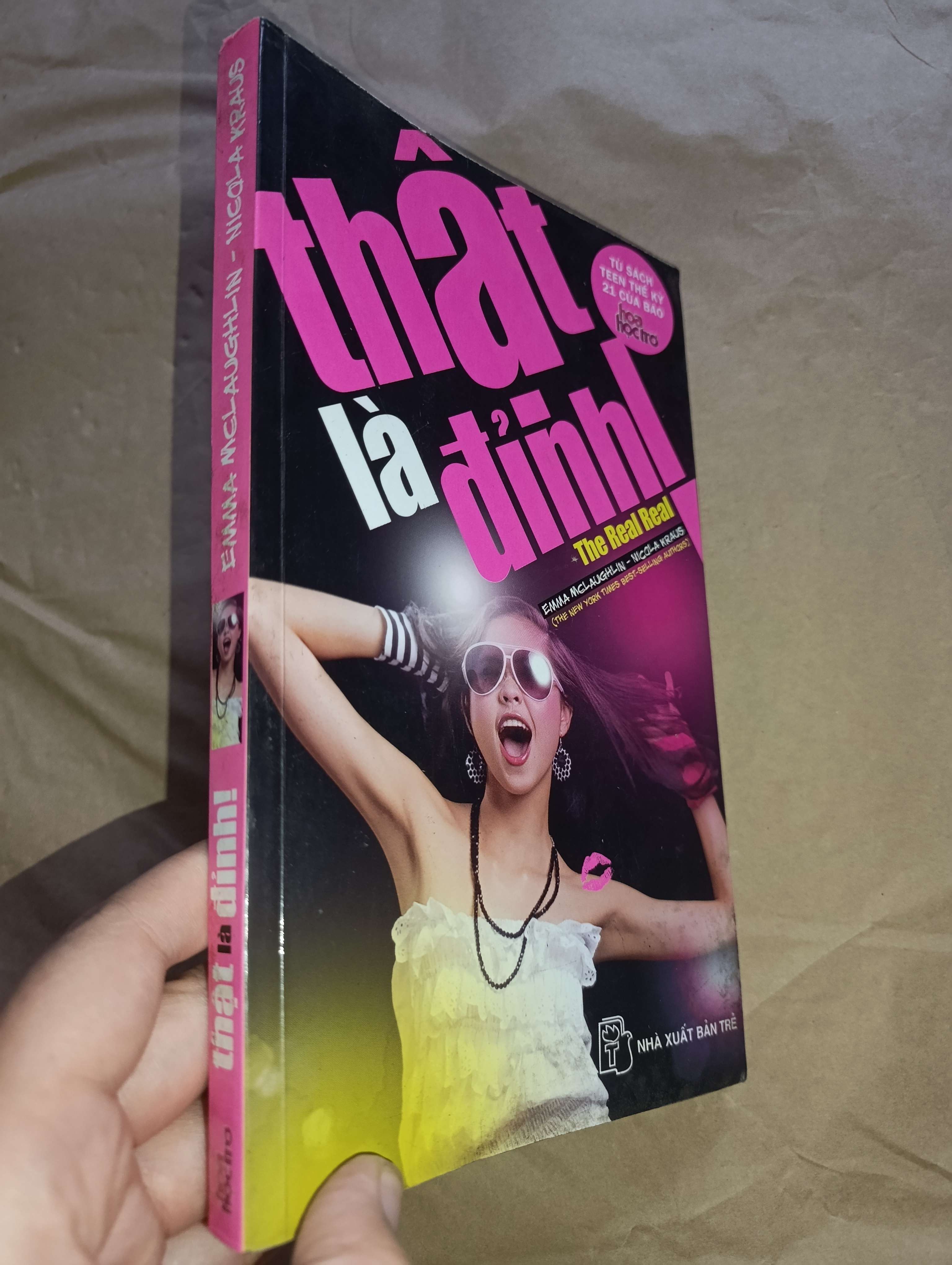 Thật là đỉnh! - Emma McLaughlin, Nicola Kraus 2010 (Sách văn học) Mới 80% GZB