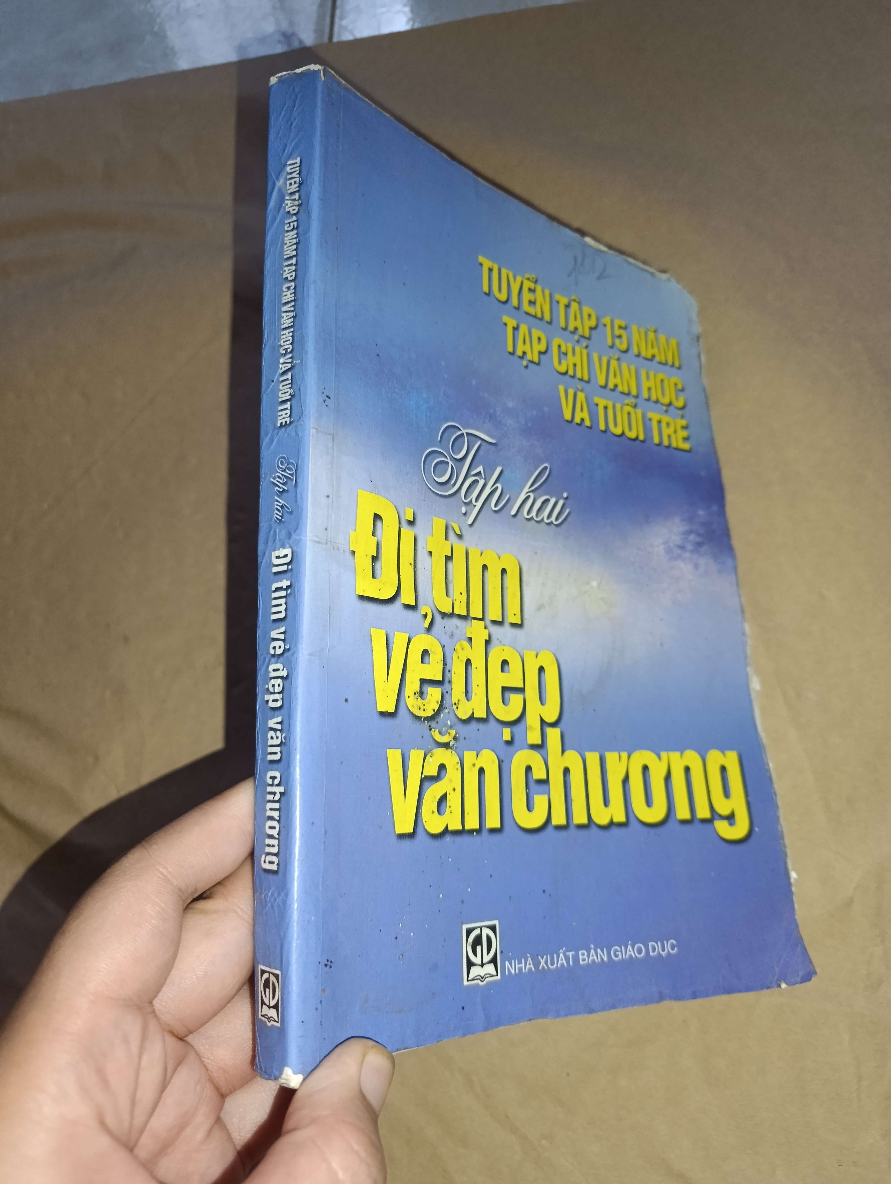 Tuyển tập 15 năm tạp chí văn học và tuổi trẻ tập 2: đi tìm vẻ đẹp văn chương 2008 (Sách văn học) Mới 80% GZB