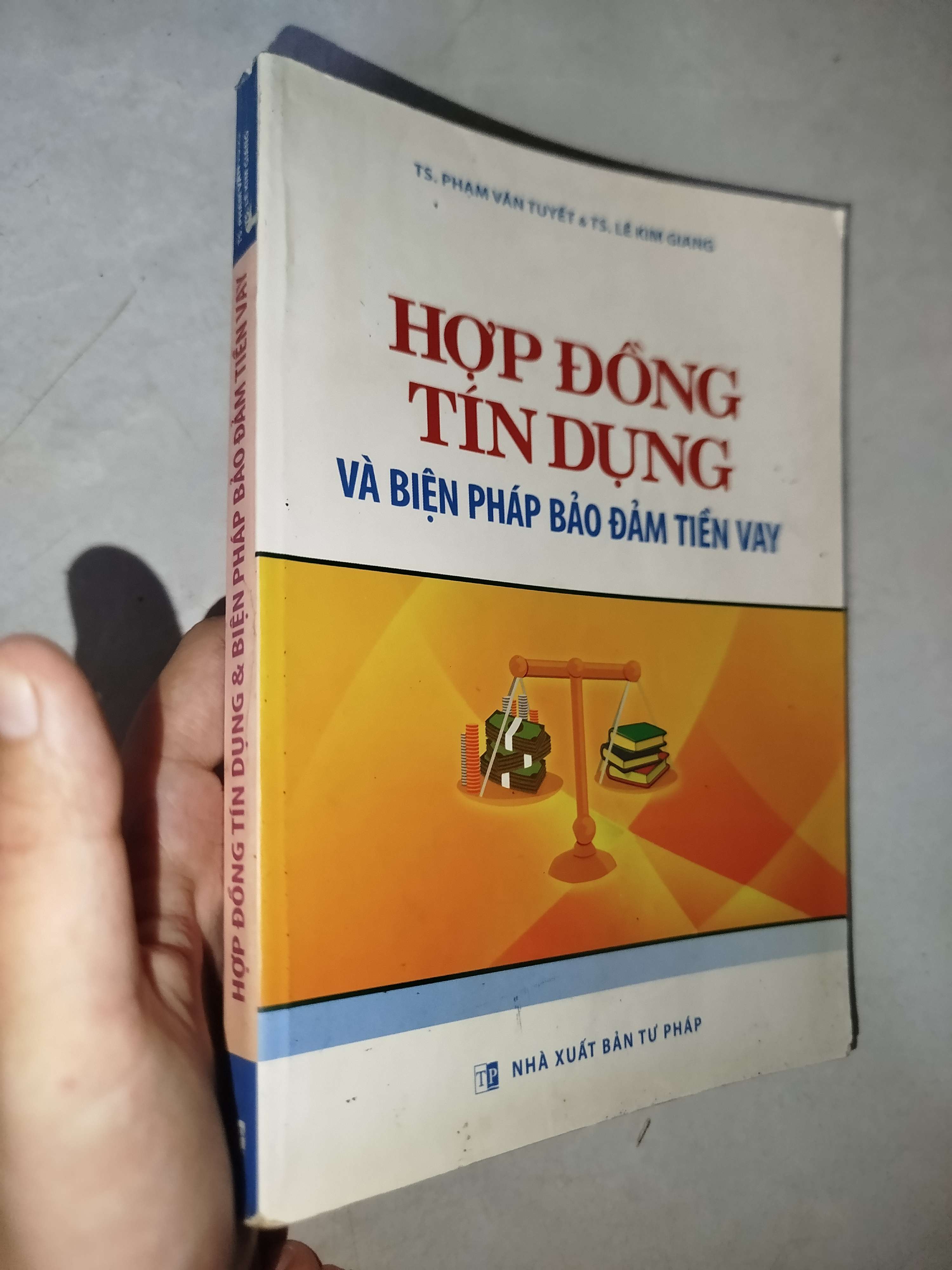 Hợp đồng tín dụng và biện pháp bảo đảm tiền vay - Phạm Văn Tuyết, Lê Kim Giang 2012 (Sách chính trị - pháp lý) Mới 80% GZB