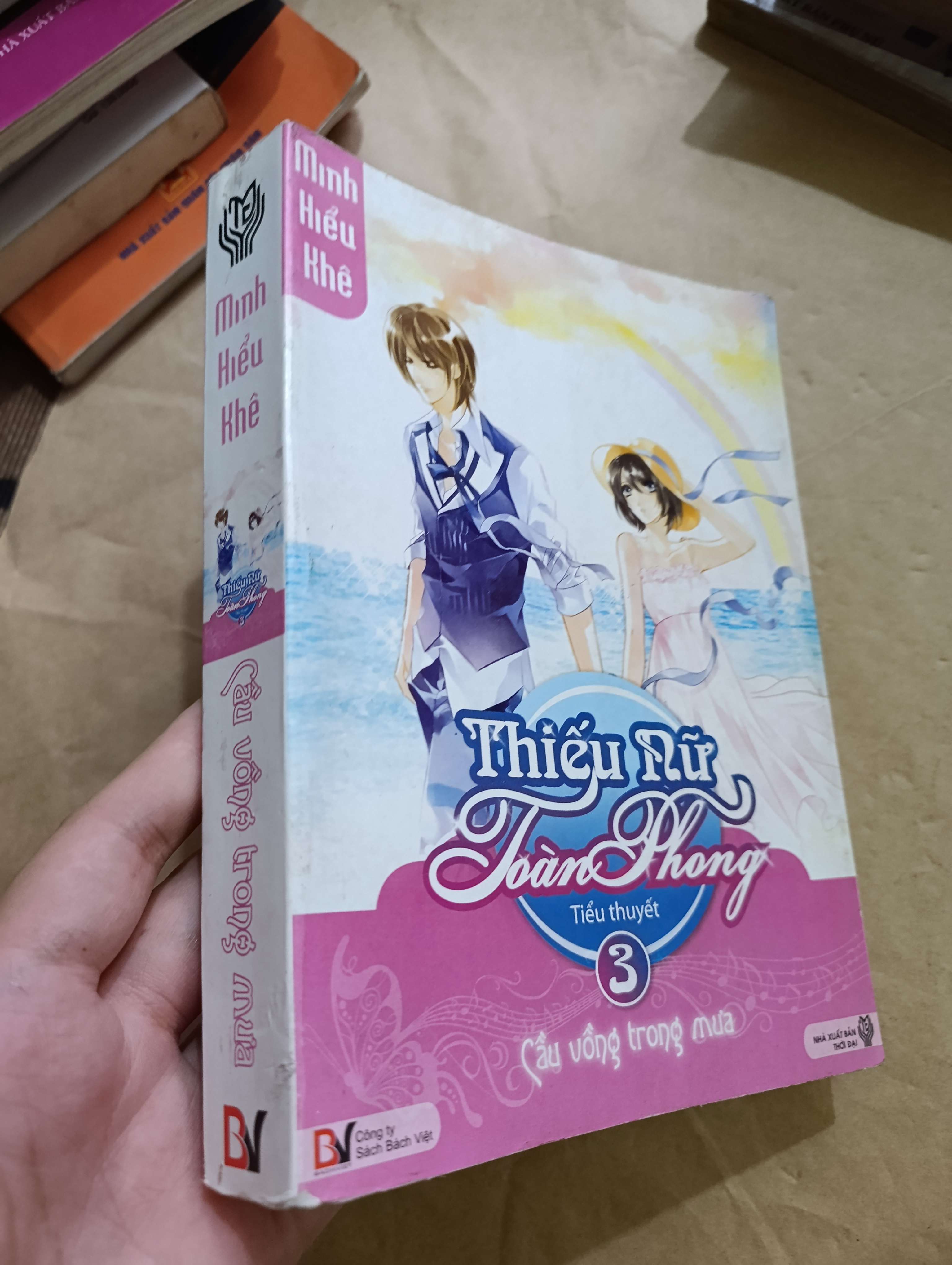 Cầu vòng trong mưa - Minh Hiểu Khê 2011 (Sách văn học) Mới 80% GZB