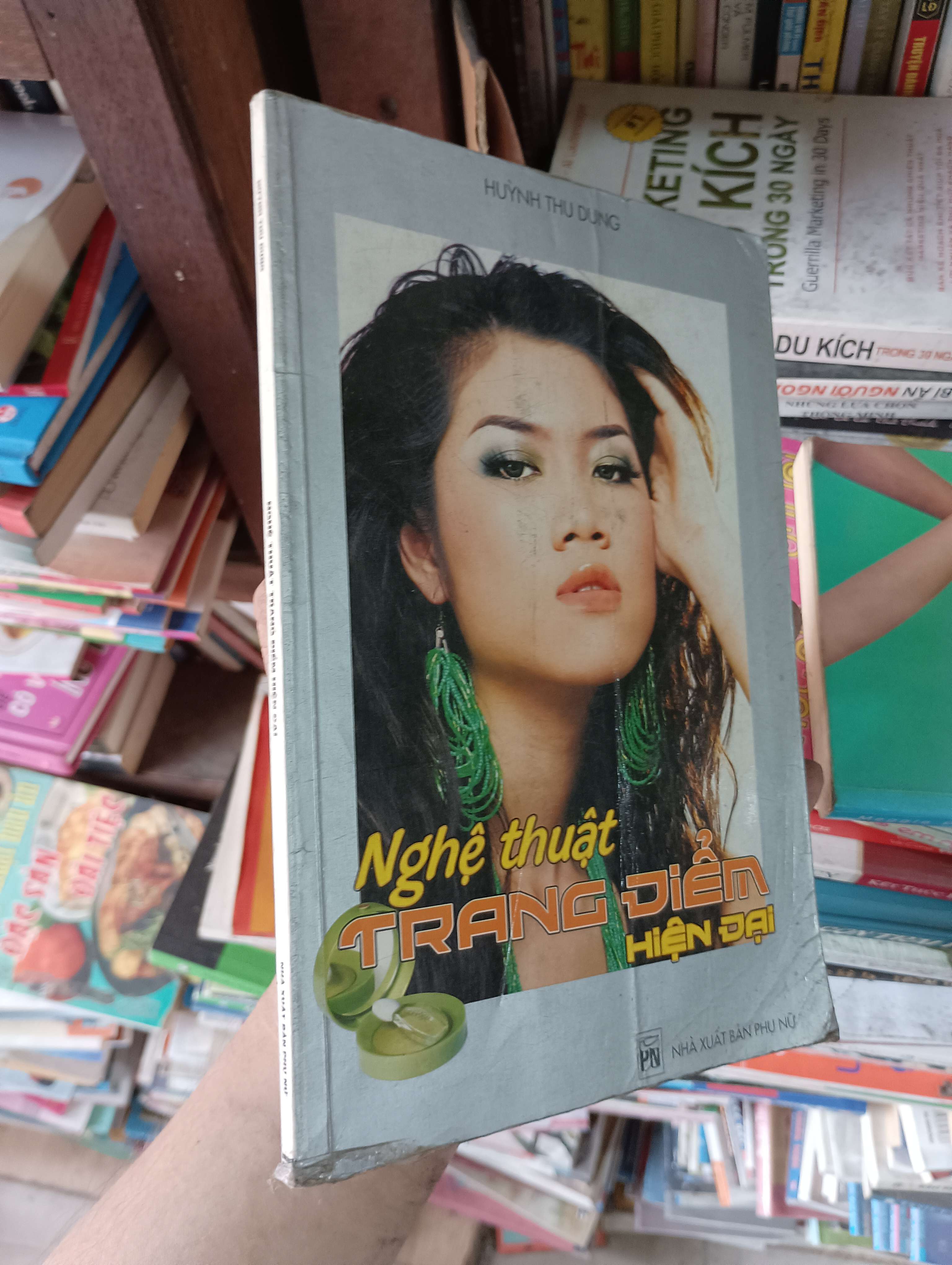 Nghệ Thuật Trang Điểm Hiện Đại - Huỳnh Thu Dũng 2005 Mới 80% (Sách kiến thức tổng hợp) OKBK1T2