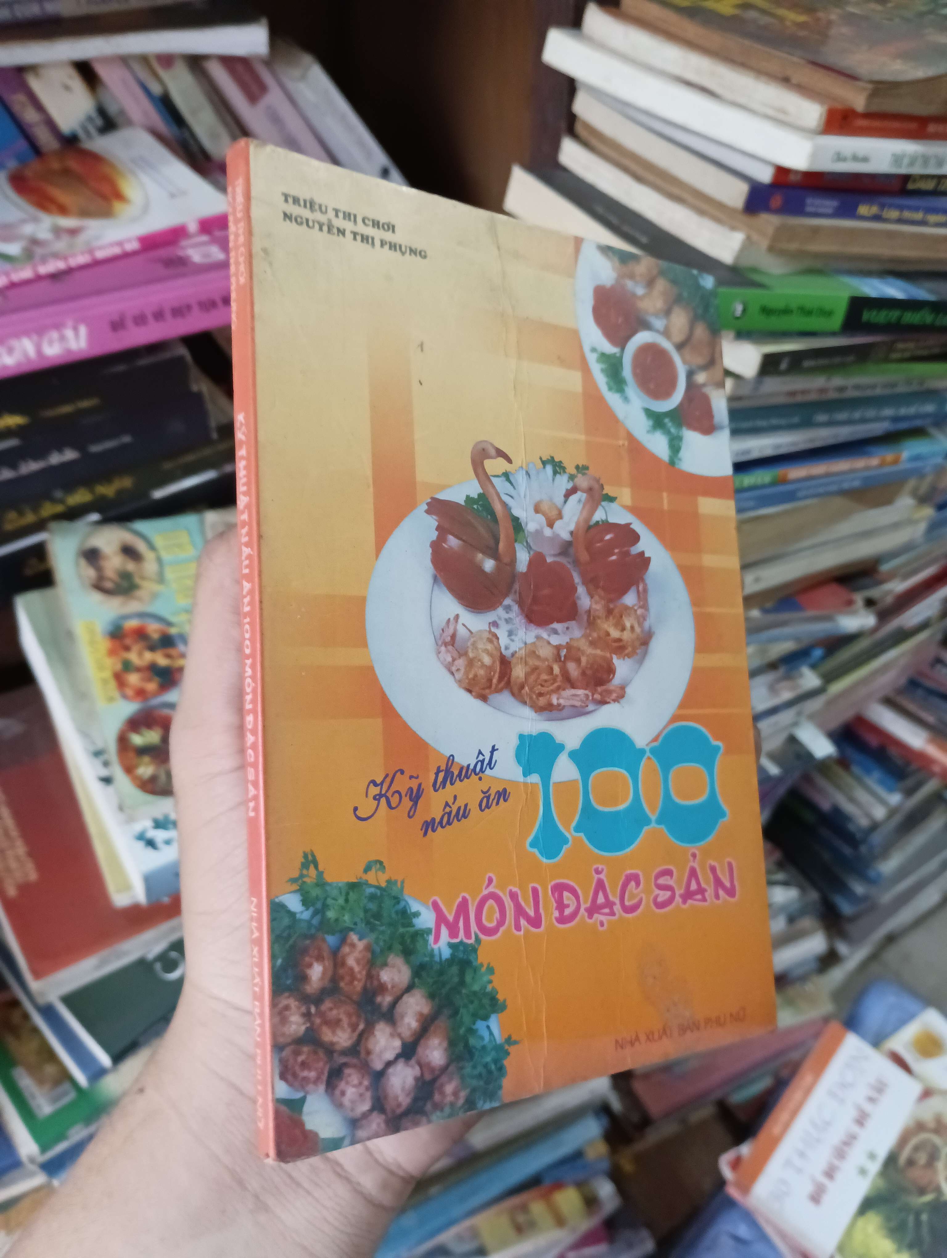 Kỹ Thuật Nấu Ăn 100 Món Đặc Sản - Triệu Thị Chơi & Nguyễn Thị Phụng 2000 Mới 80% (Sách kiến thức tổng hợp) OKBK1T4