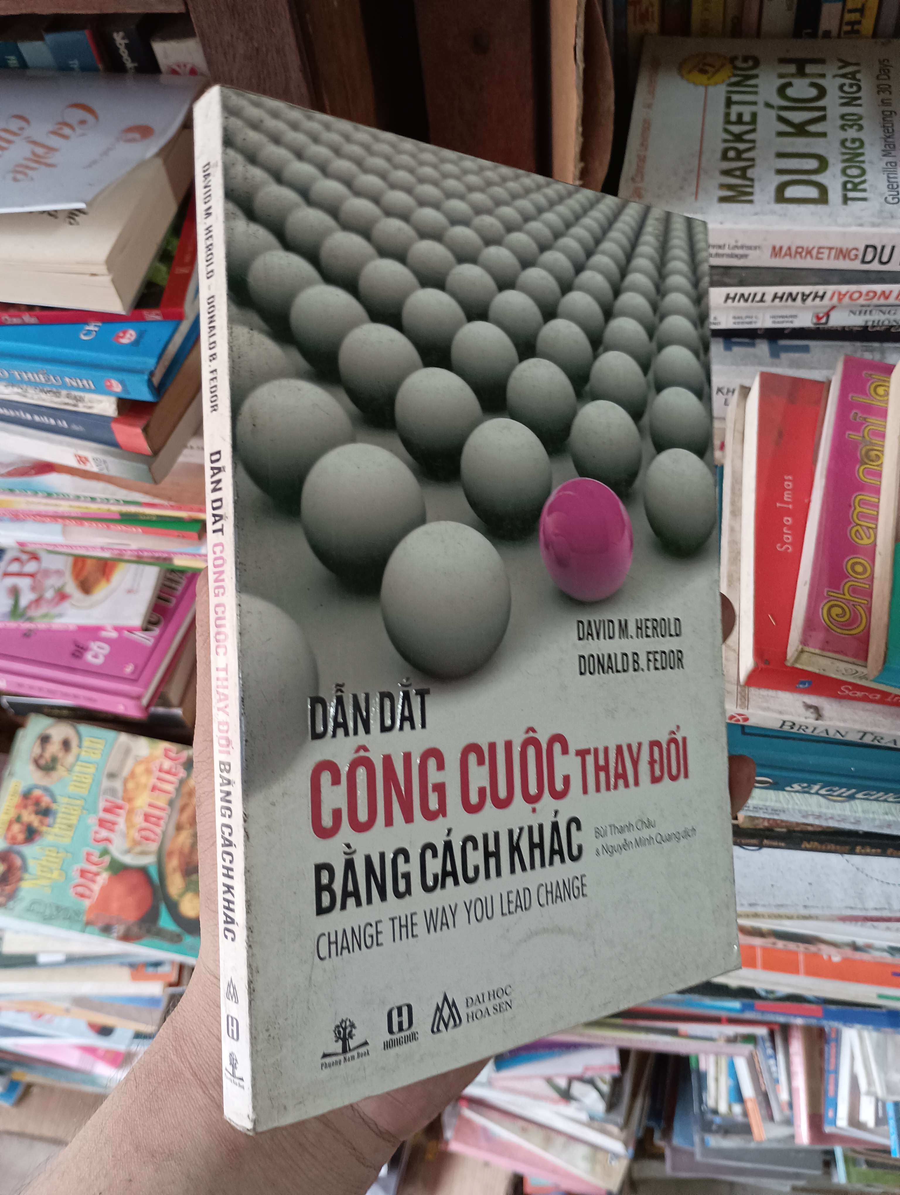 Dẫn Dắt Công Cuộc Thay Đổi Bằng Cách Khác (Change the Way You Lead Change) - David M. Herold & Donald B. Fedor 2013 Mới 80% (Kinh doanh - Marketing) OKBK1T3