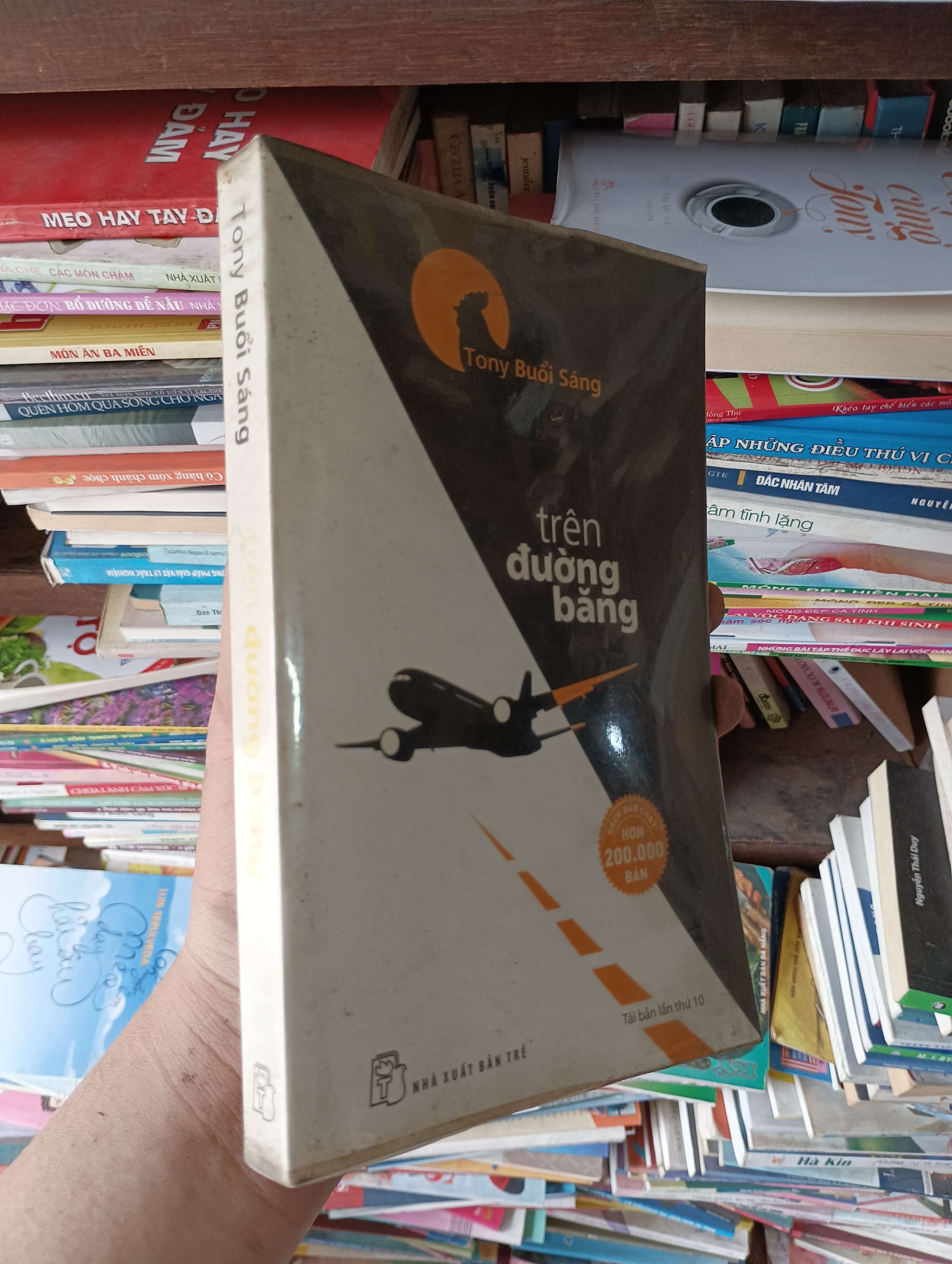 Trên Đường Băng - Tony Buổi Sáng 2016 Mới 80% (Sách văn học) OKBK1T1