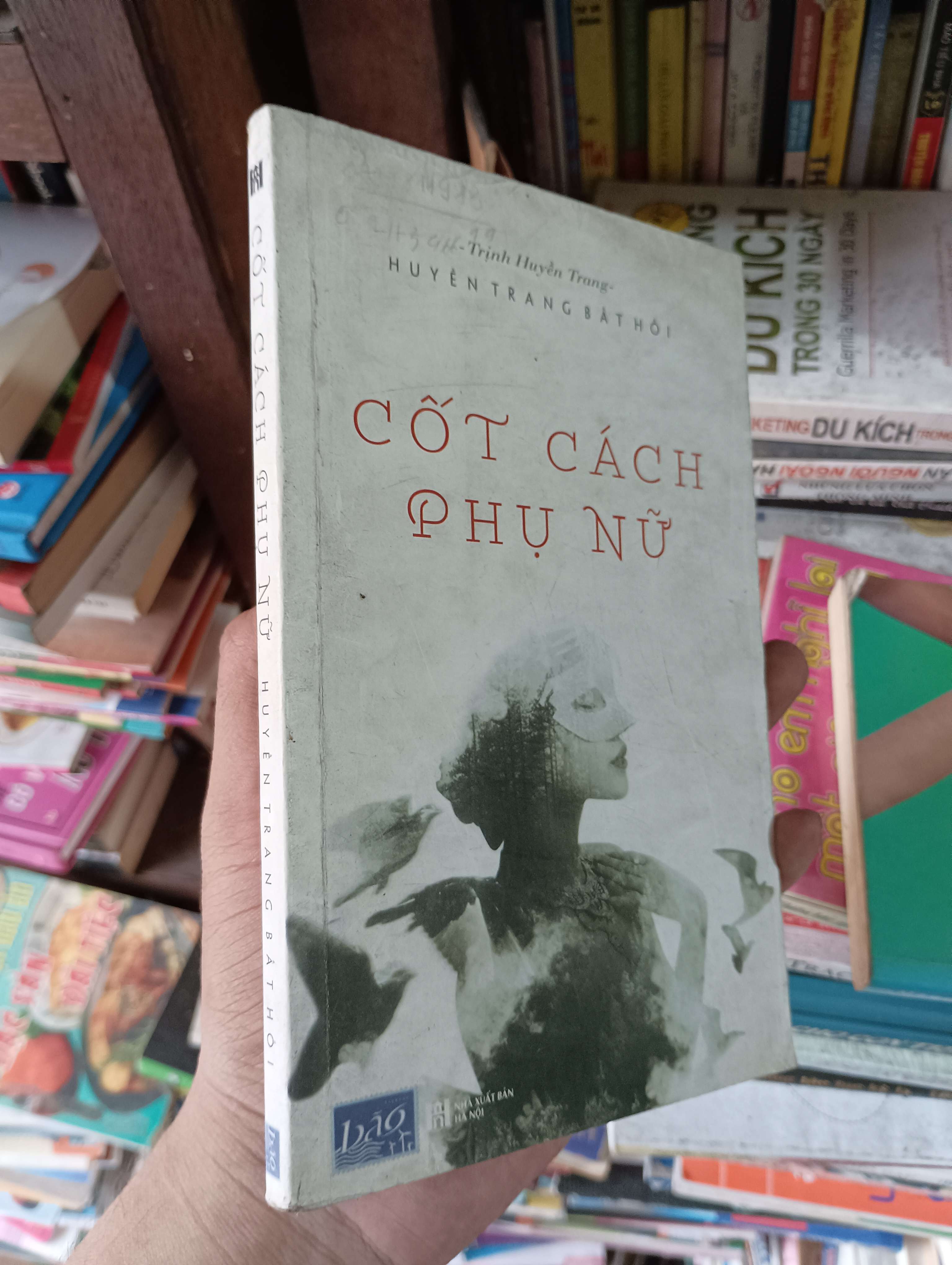 Cốt Cách Phụ Nữ - Huyền Trang Bất Hối (Trịnh Huyền Trang) 2016 Mới 80% (Sách văn học) OKBK1T3