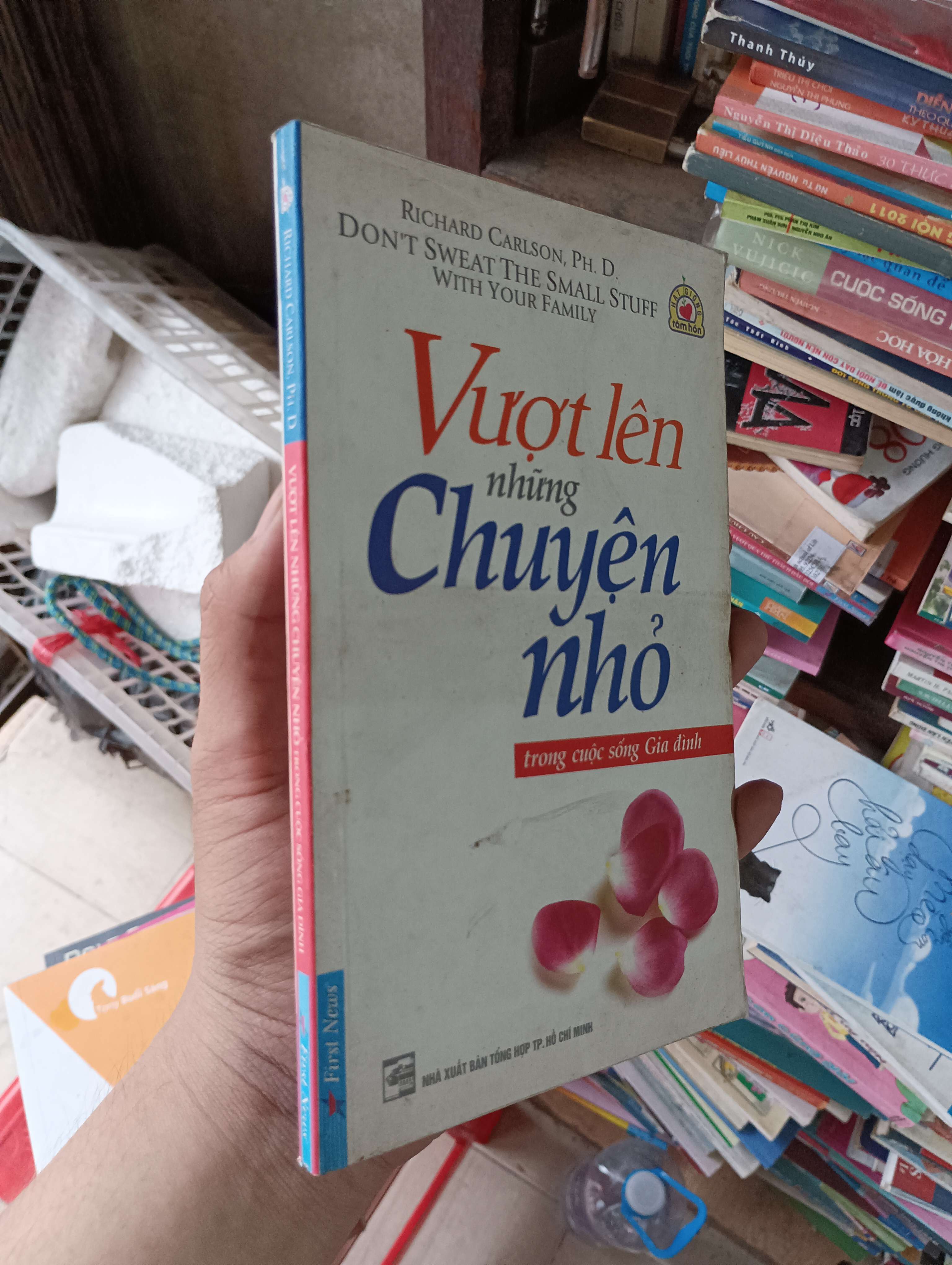 Vượt Lên Những Chuyện Nhỏ Trong Cuộc Sống Gia Đình (Don't Sweat the Small Stuff with Your Family) - Richard Carlson, Ph. D 2009 Mới 80% (Kỹ năng sống) OKBK1T3