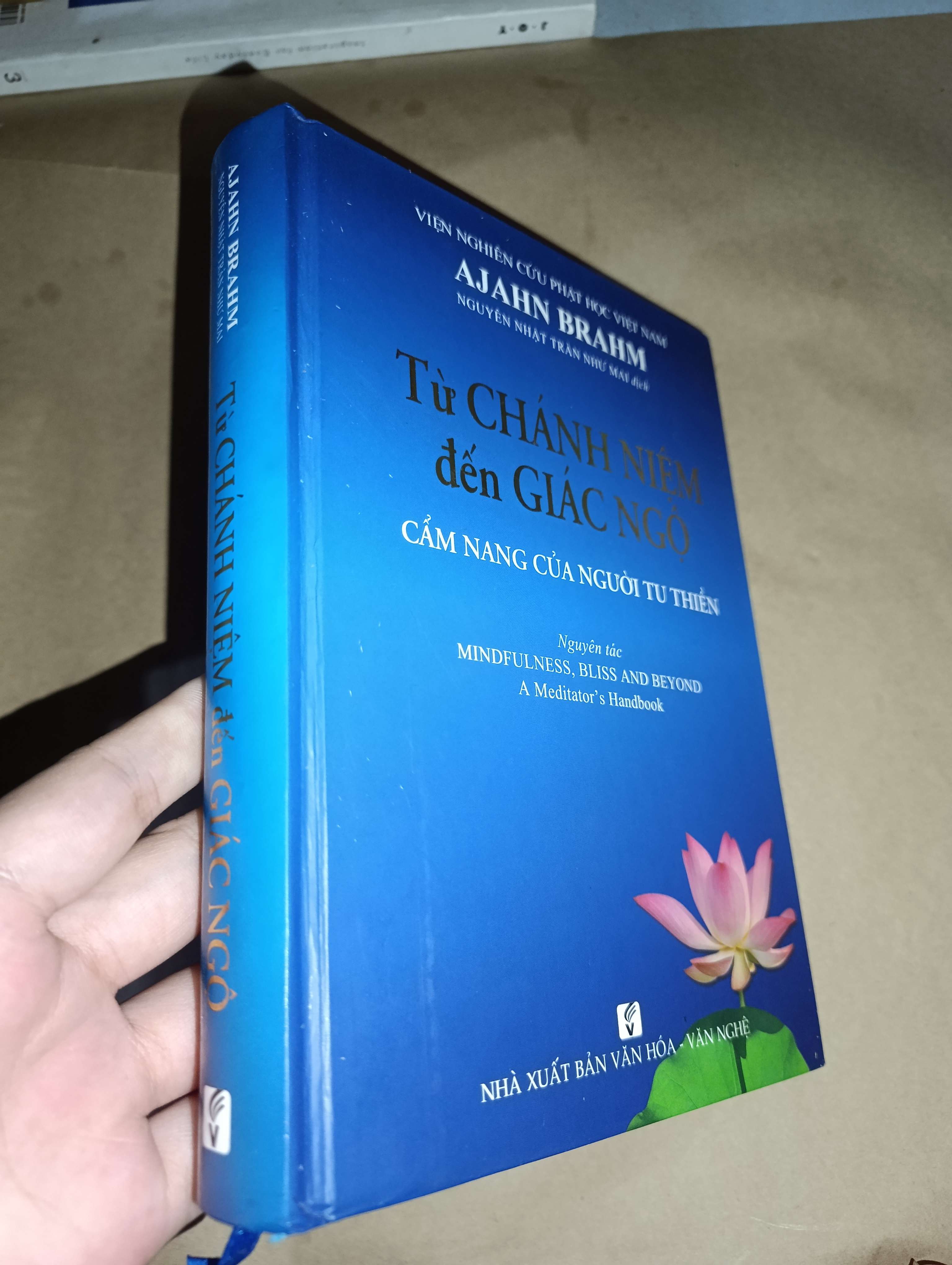 Từ chánh niệm đến giác ngộ - Ajahn Brahm 2013 bìa cứng mới 80% (Sách tôn giáo - tâm linh) GZB