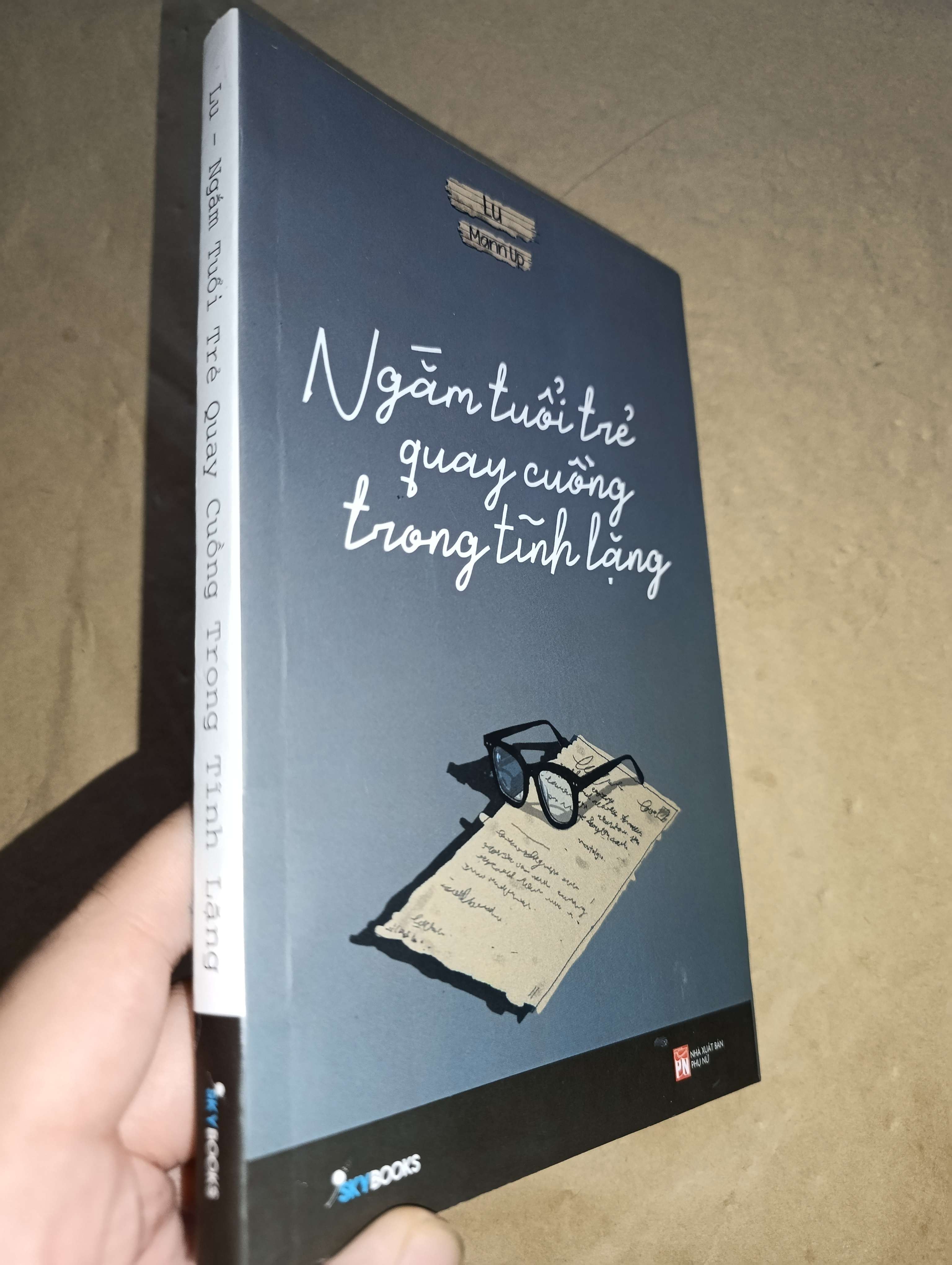 Ngắm tuổi trẻ quay cuồng trong tĩnh lặng - Lu Ngâm 2018 mới 80% (Sách văn học) GZB
