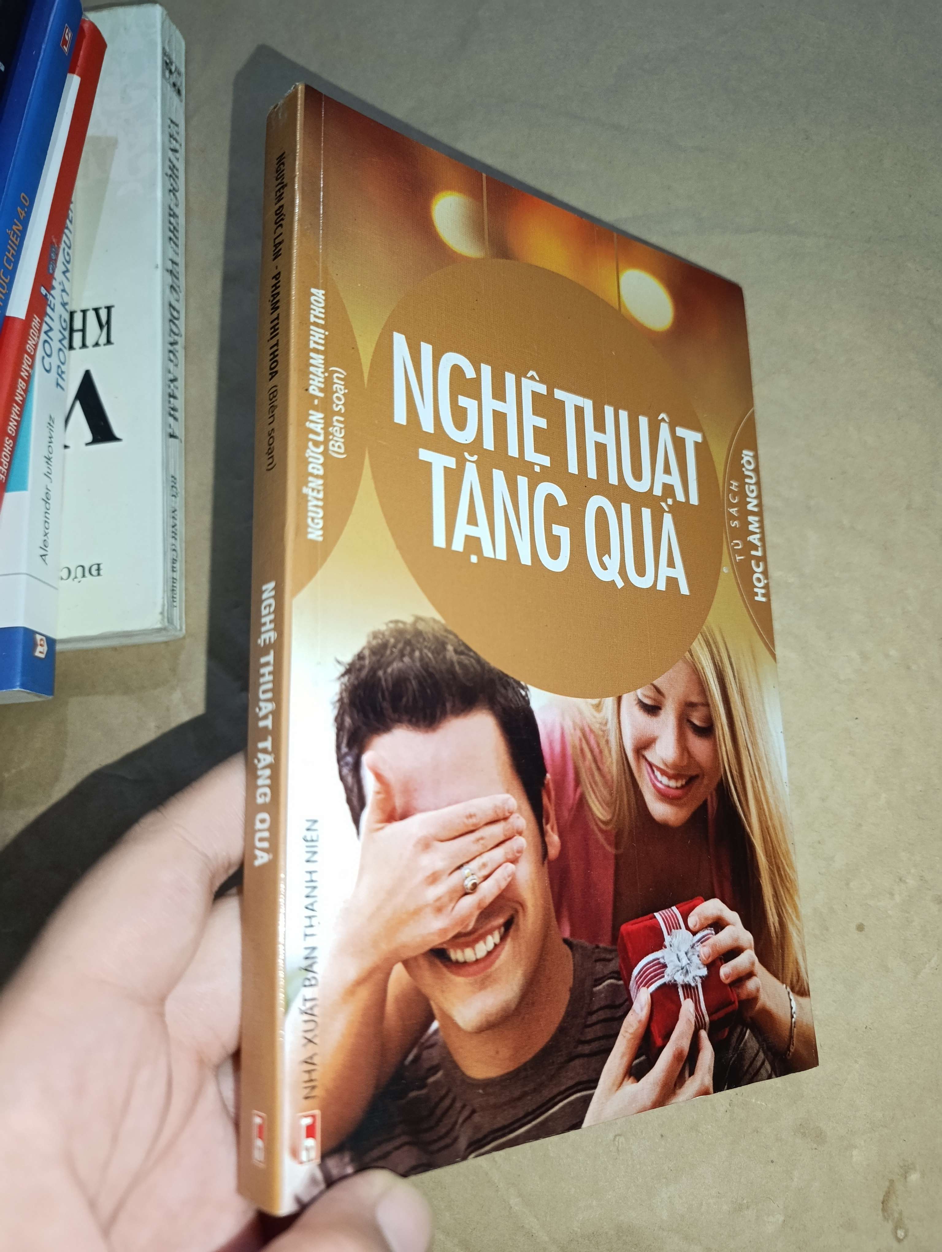 Nghệ thuật tặng quà - Nguyễn Đức Lân, Phạm Thị Thoa 2012 mới 80% (Sách kỹ năng) GZB