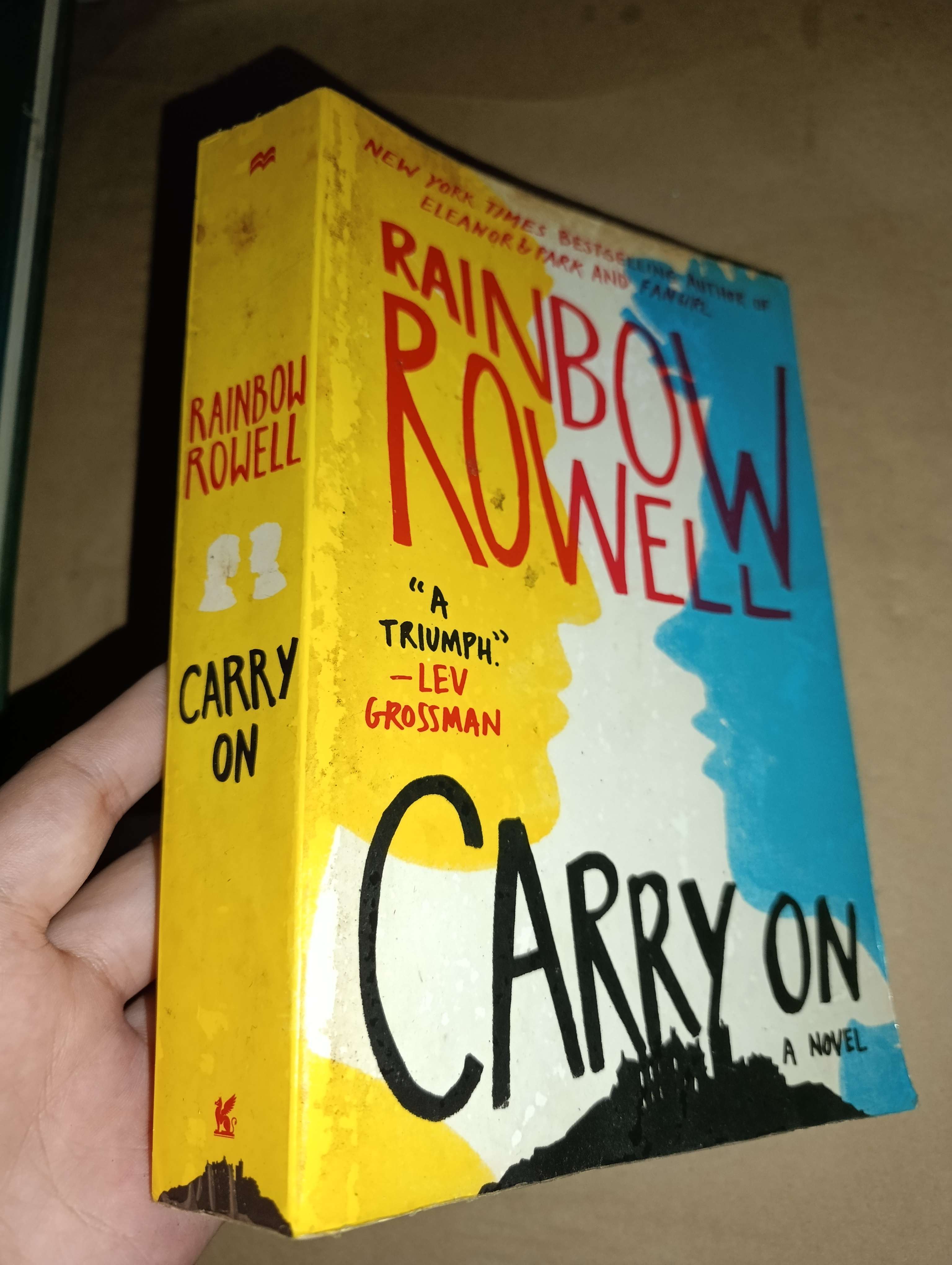 Carry on - Rainbow Rowell 2015 mới 80% (Sách ngoại) GZB