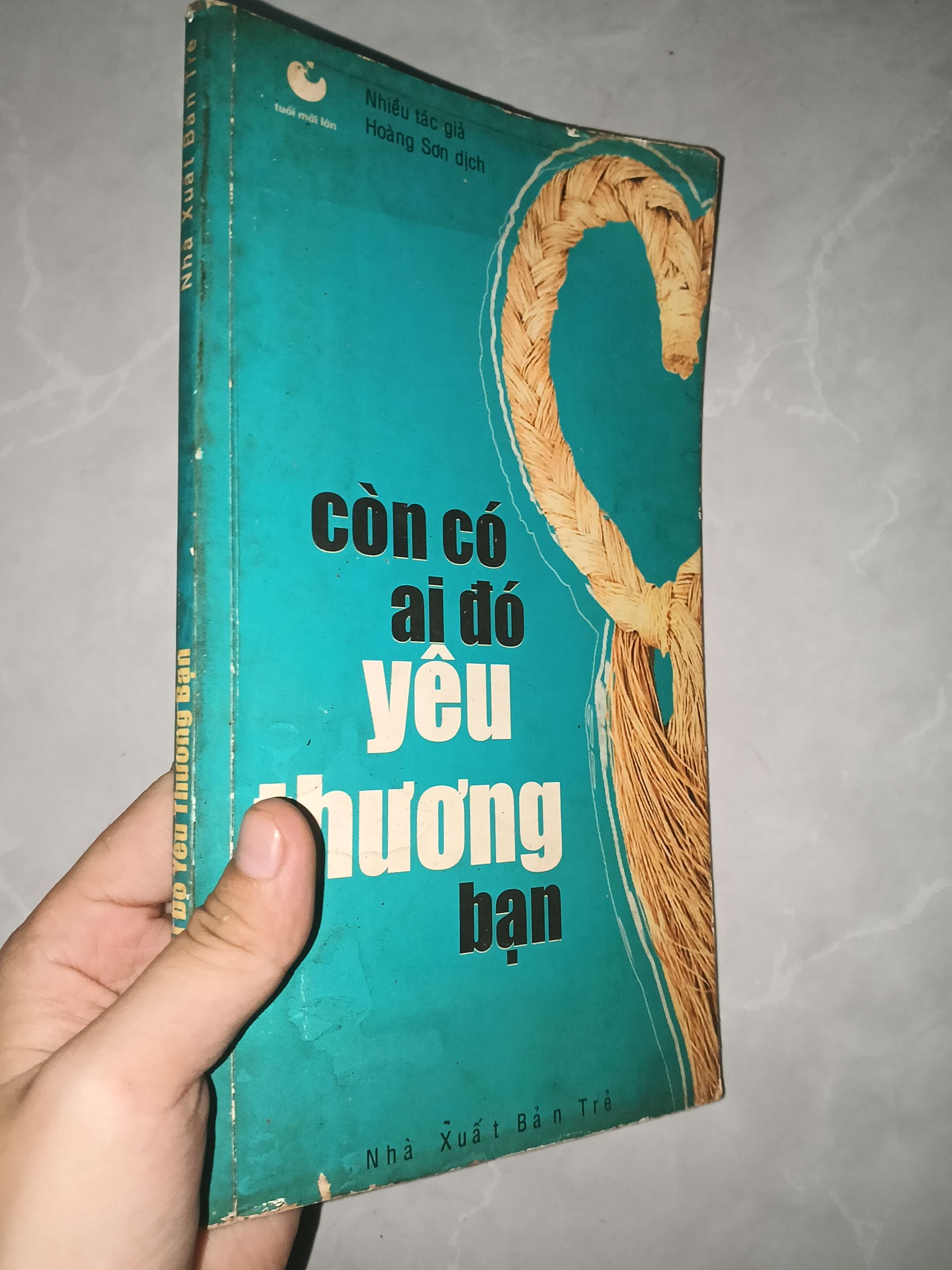 Còn có ai đó yêu thương bạn - Nhiều tác giả 2003 mới 70% tróc gáy, tróc bìa (Sách văn học) GZB