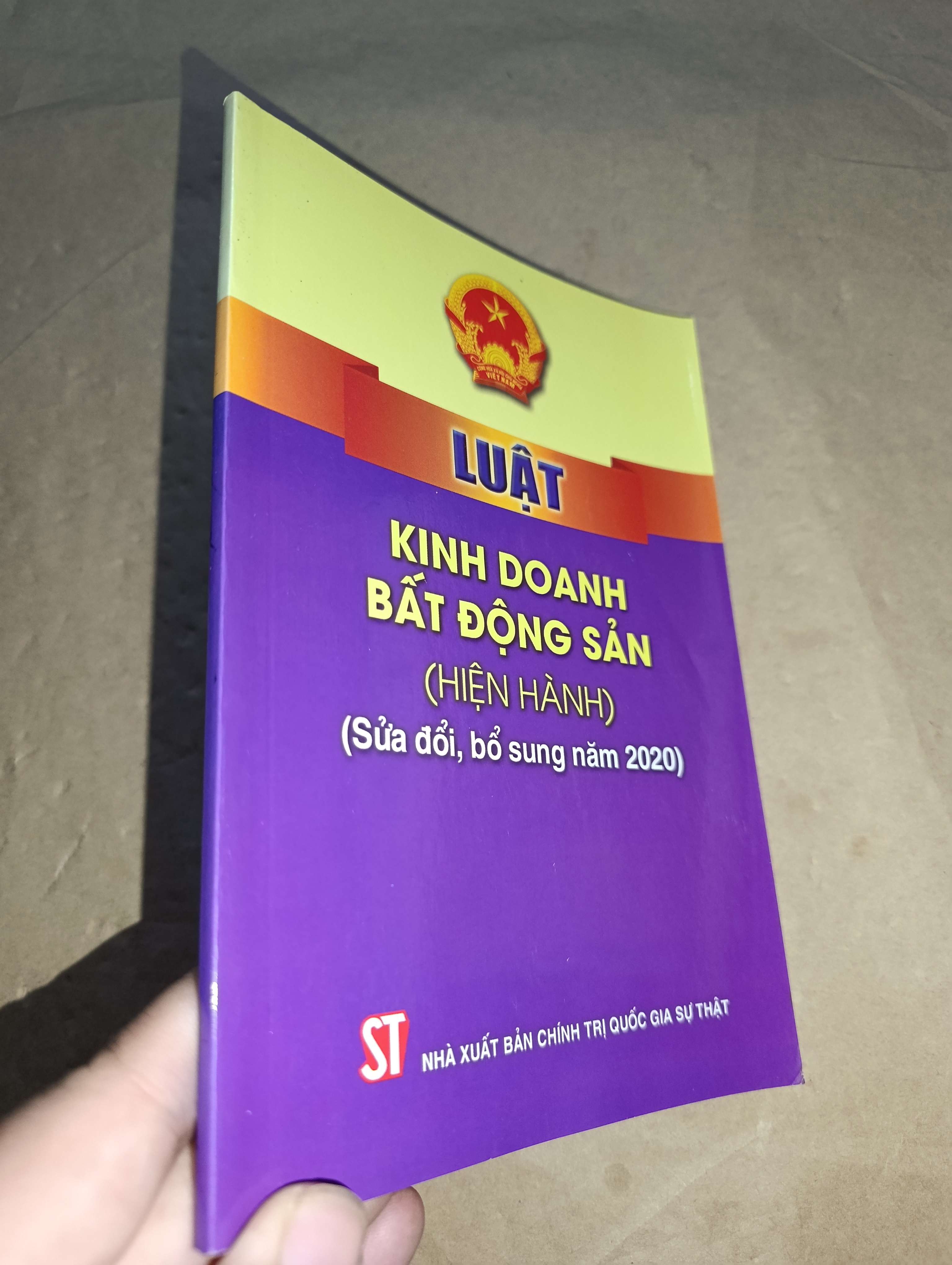 Luật kinh doanh bất động sản (hiện hành) (sửa đổi, bổ sung năm 2020) 2021 mới 80% (Sách chính trị - pháp lý) GZB