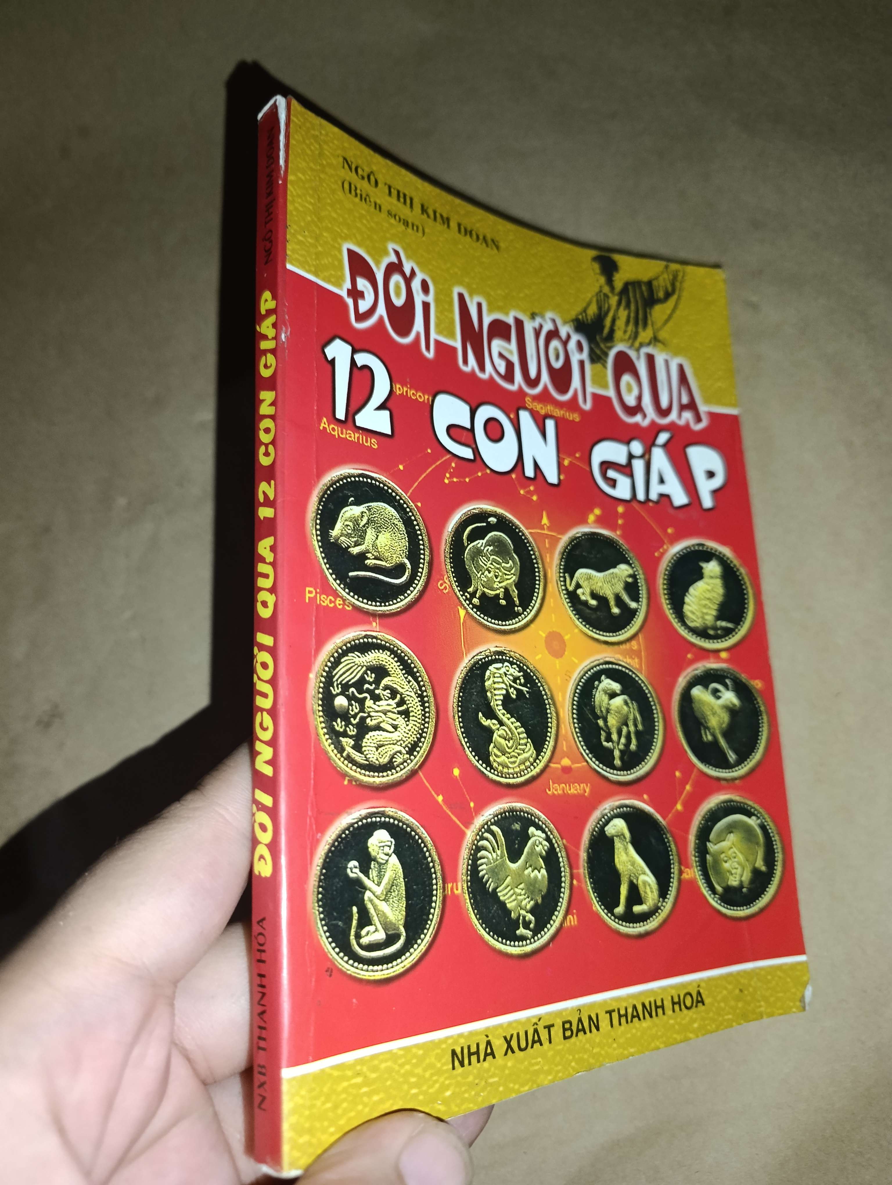 Đời người qua 12 con giáp - Ngô Thị 2008 mới 70% tróc gáy (Sách tôn giáo - tâm linh) GZB