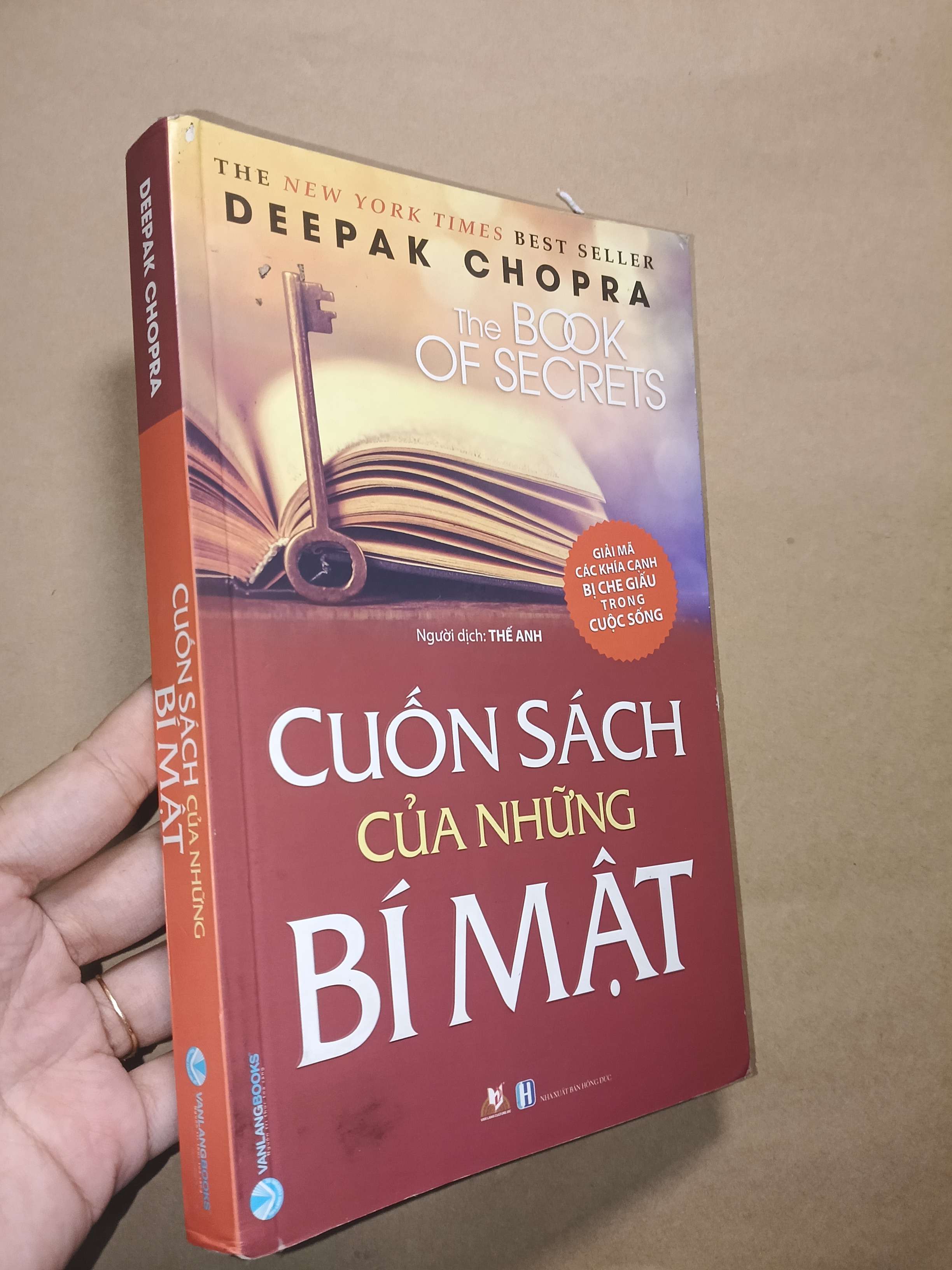 Cuốn sách của những bí mật - Deepak Chopra 2020 mới 70% tróc bìa (Sách kỹ năng) GZB