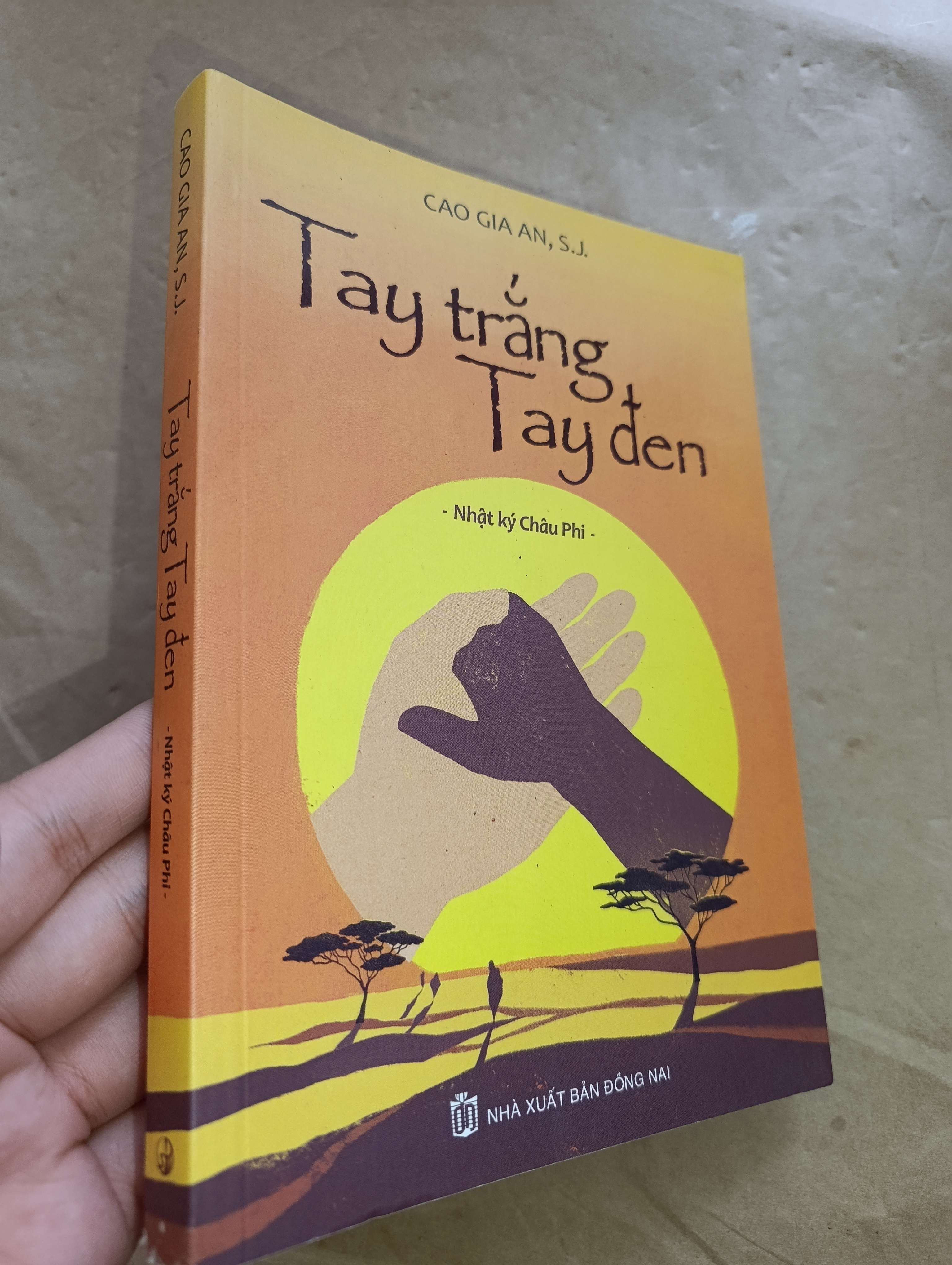 Tay trắng tay đen - Nhật ký Châu Phi - Cao Gia An, S. J. 2024 mới 80% (Sách văn học) GZB